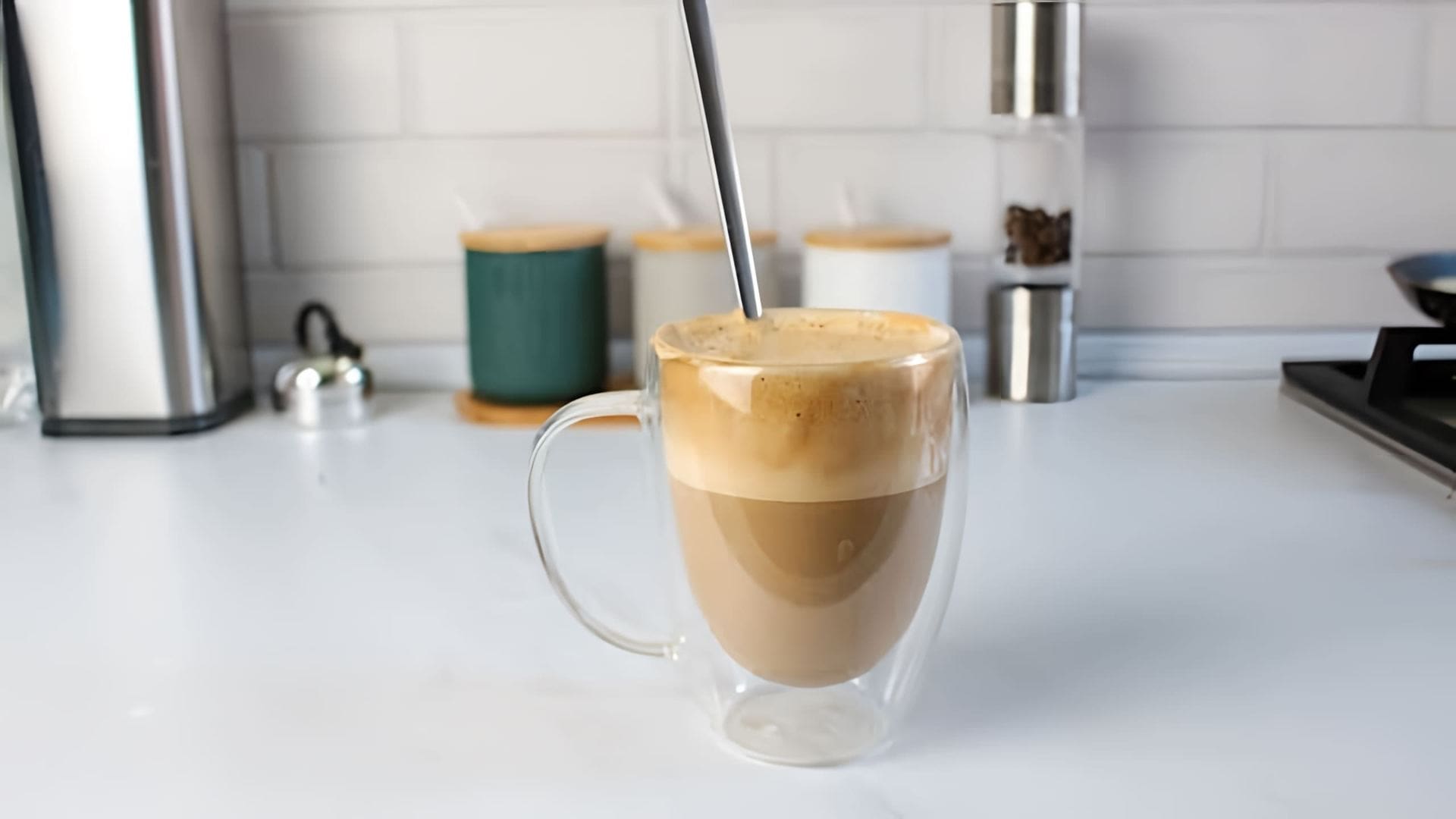 В этом видео демонстрируется рецепт идеального кофе с пенкой, который можно приготовить в домашних условиях без использования кофемашины