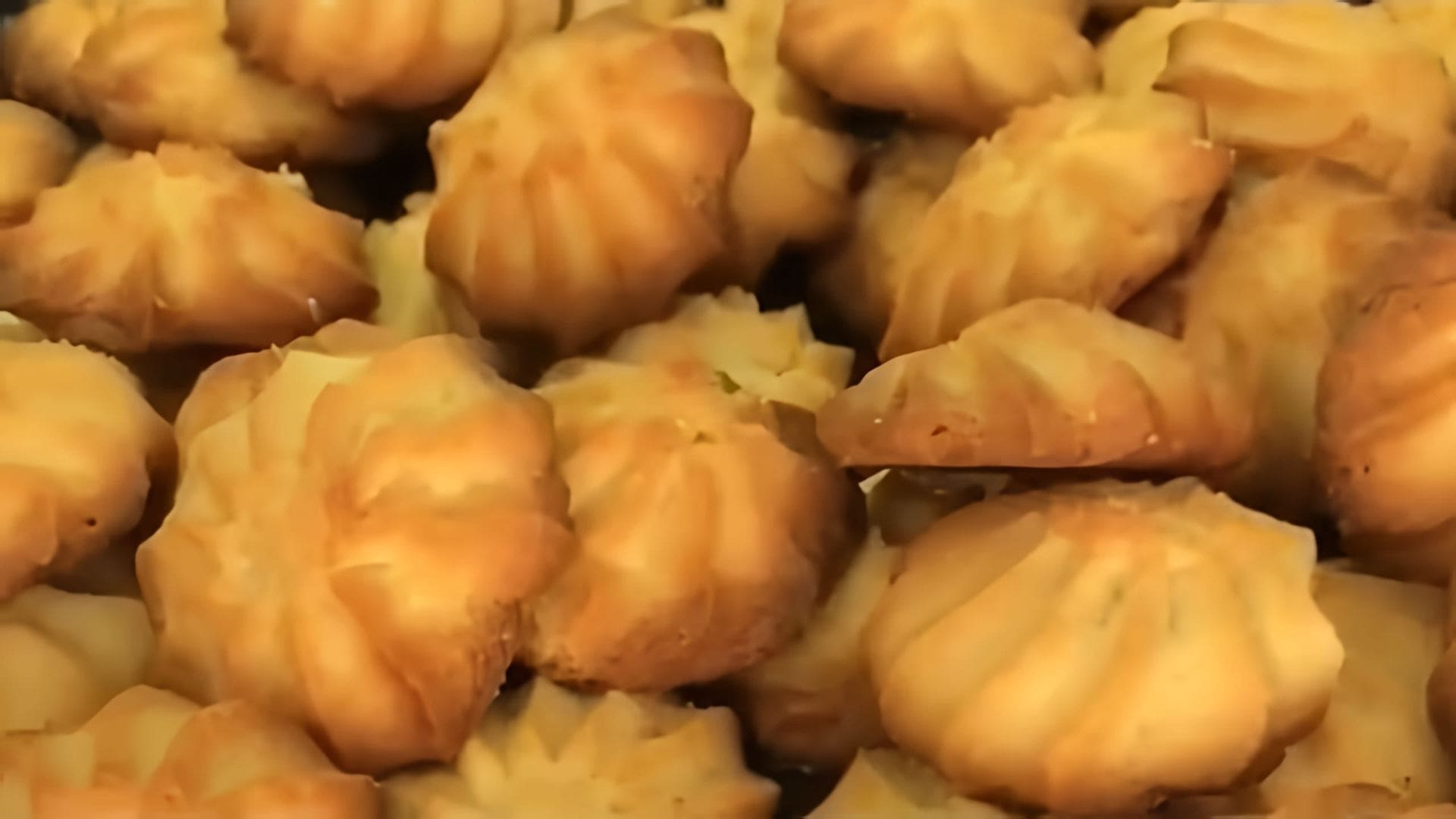 В этом видео-ролике вы увидите, как приготовить идеальное песочное печенье с использованием майонеза