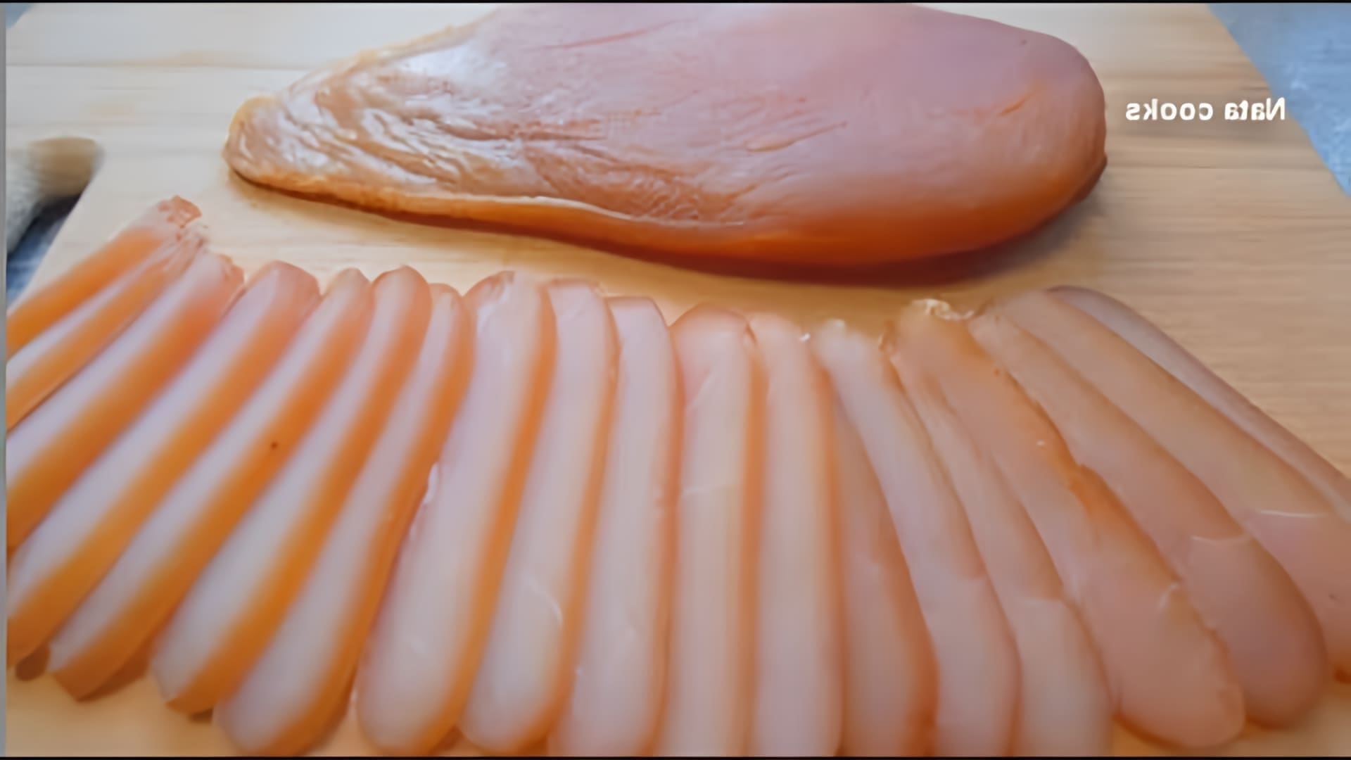 В этом видео-ролике демонстрируется процесс приготовления вяленого куриного филе в электросушилке