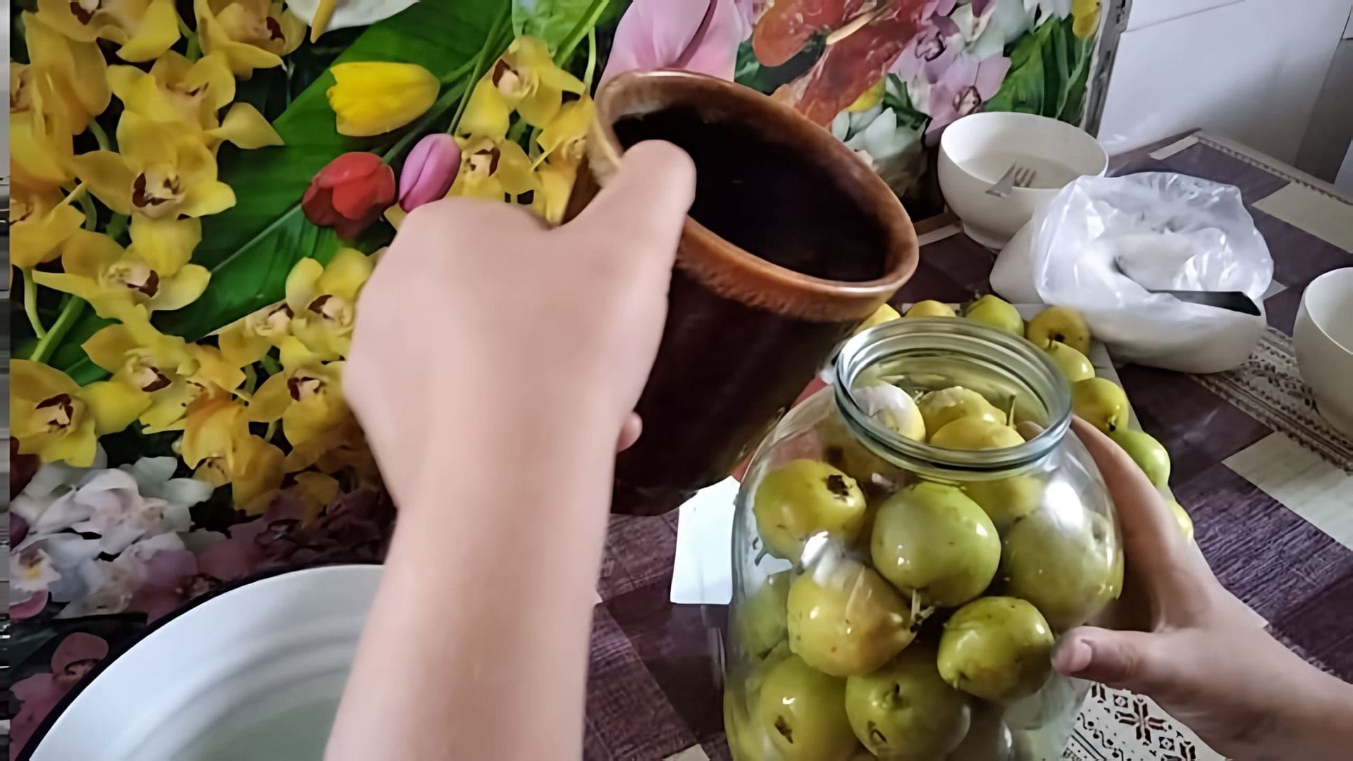 В этом видео демонстрируется старинный рецепт консервации груш, который передавался из поколения в поколение
