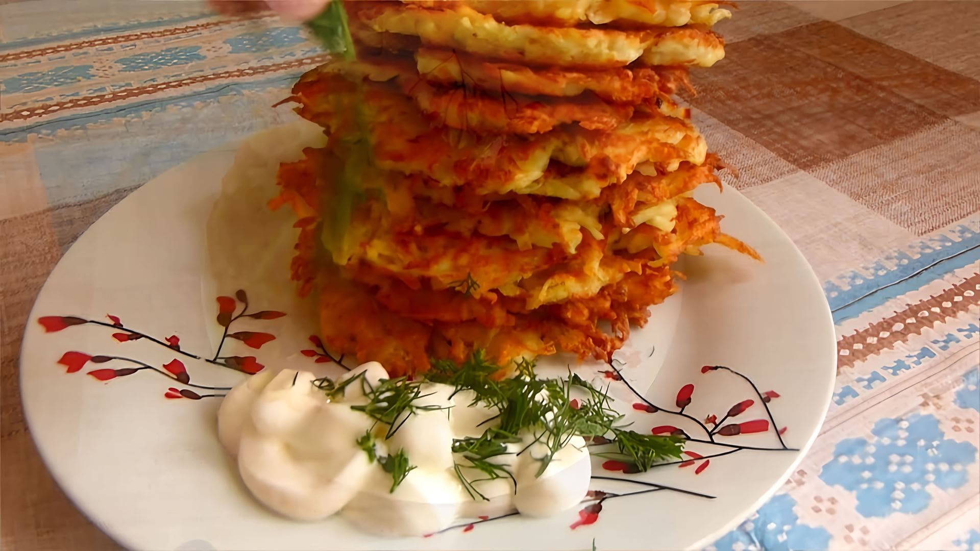 Драники (деруны) с куриным фаршем. Простой и вкусный рецепт. • Онлайн видео  на TheRecepts.com