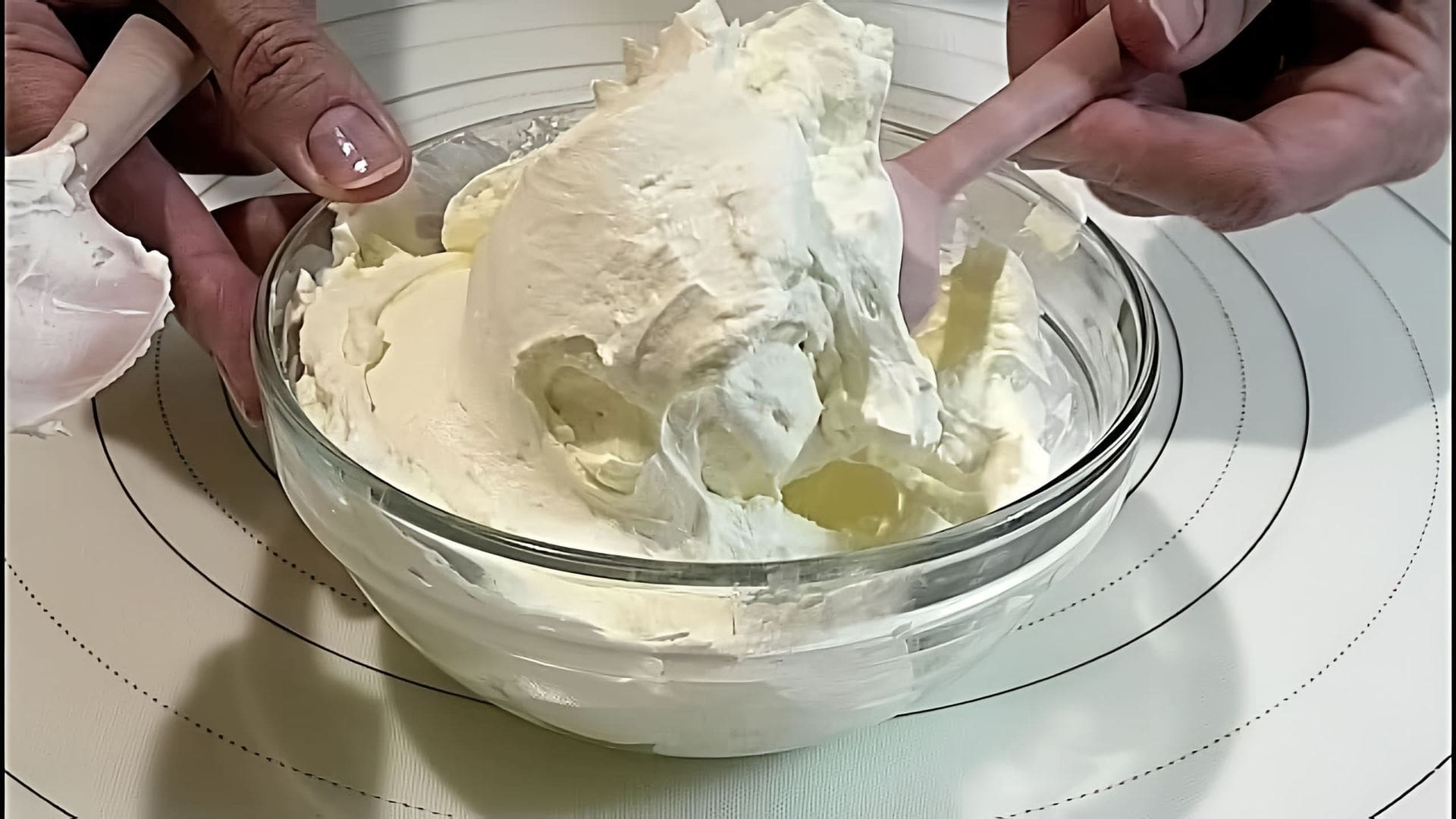 В этом видео демонстрируется рецепт приготовления домашнего сливочного сыра типа Филадельфия