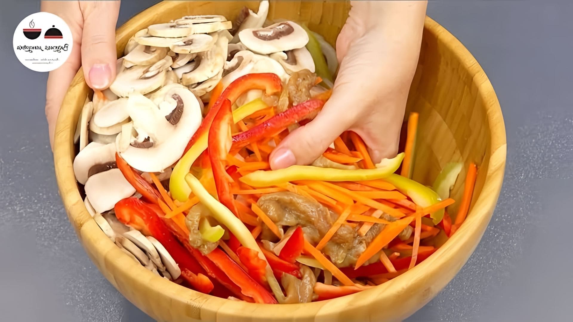 В этом видео демонстрируется рецепт приготовления куриного филе в пакете для запекания