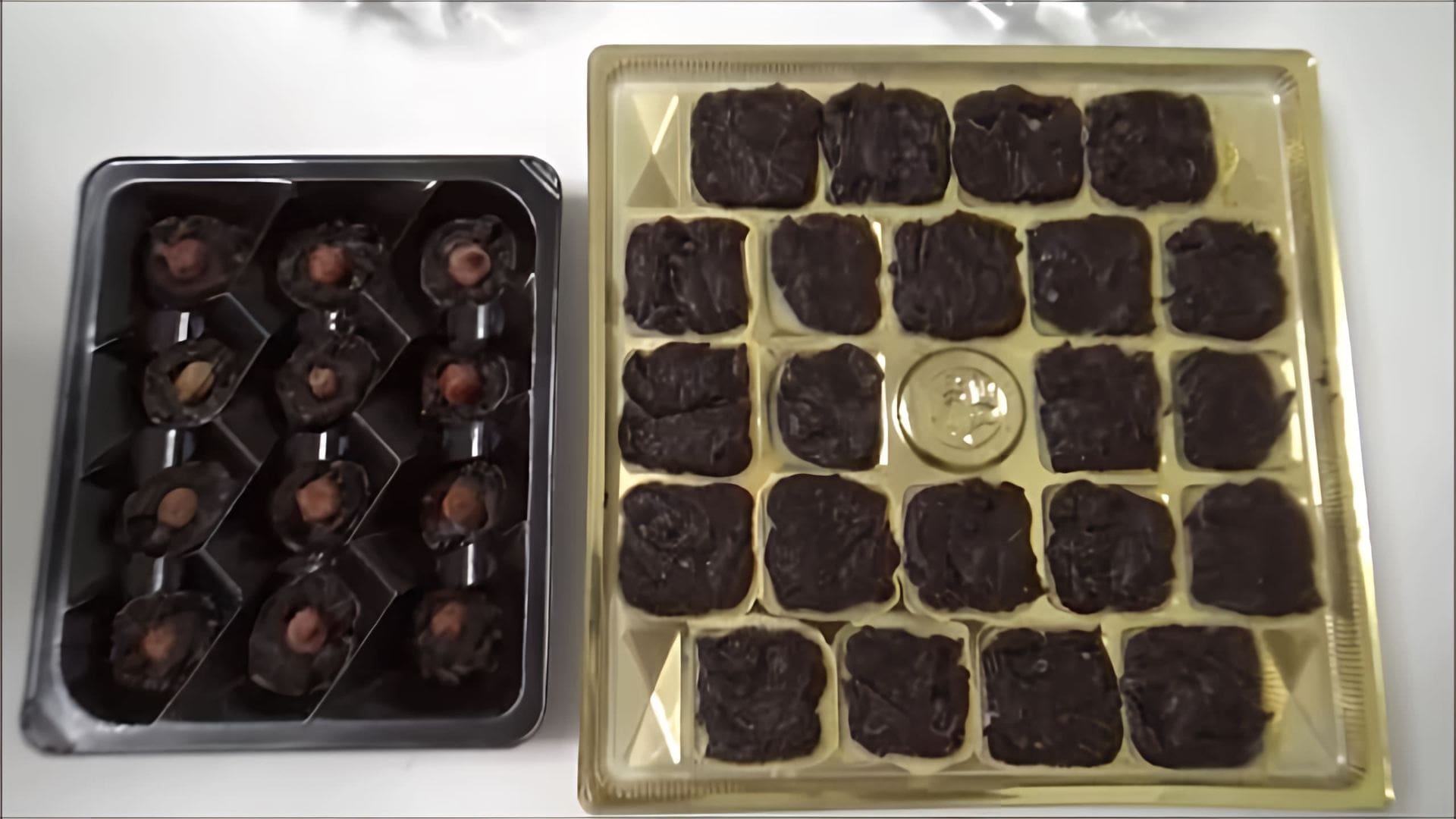 В этом видео демонстрируется процесс приготовления домашнего шоколада из какао-порошка, топленого сливочного масла, сахара и молока