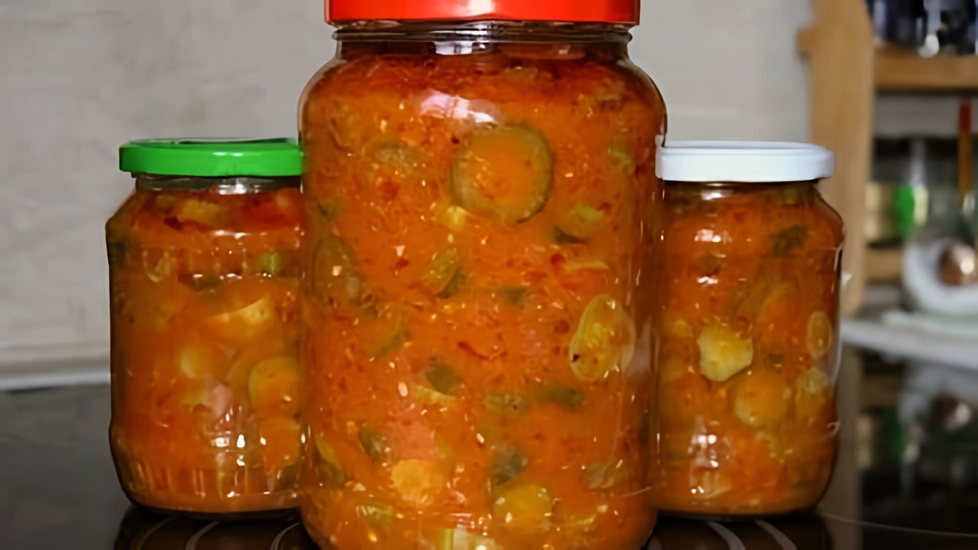 В этом видео демонстрируется процесс приготовления огурцов в томатной пасте на зиму