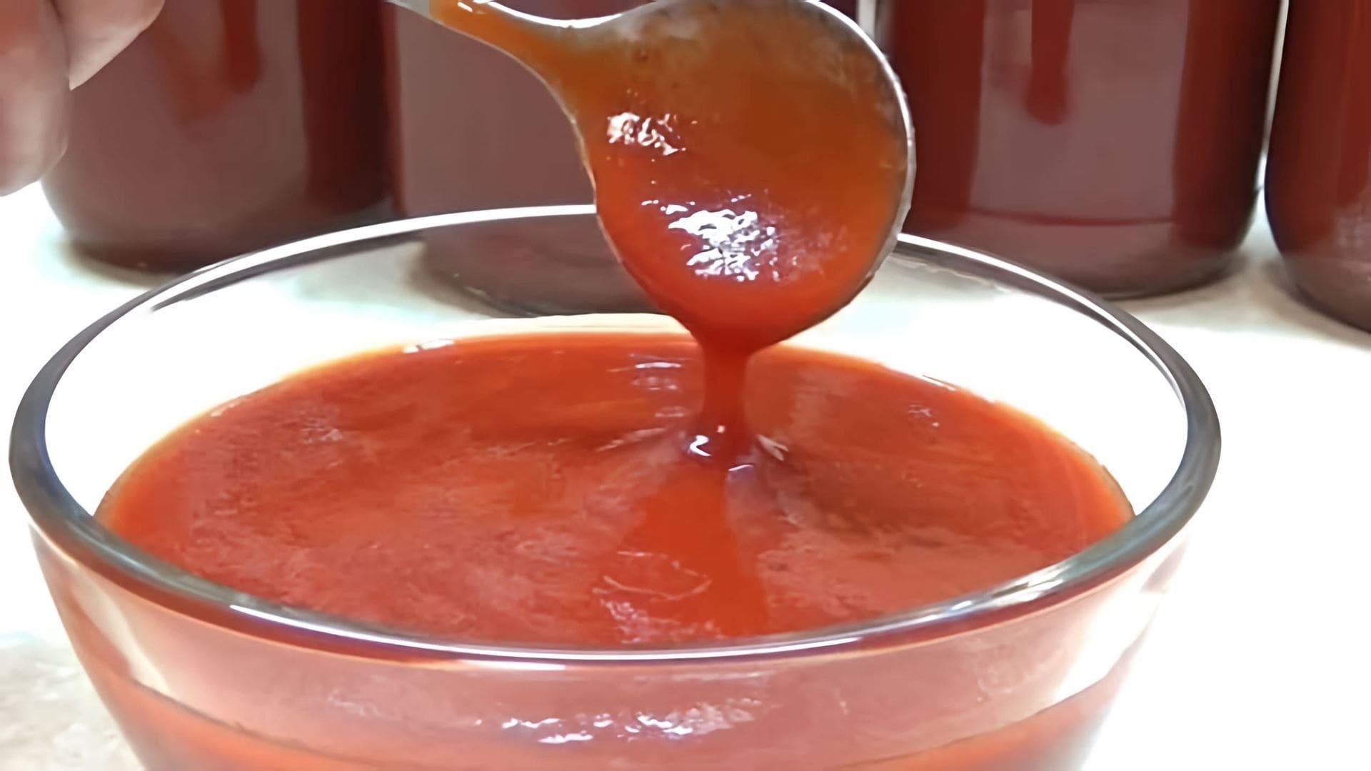 В этом видео демонстрируется процесс приготовления домашнего кетчупа "Чили" из свежих помидоров