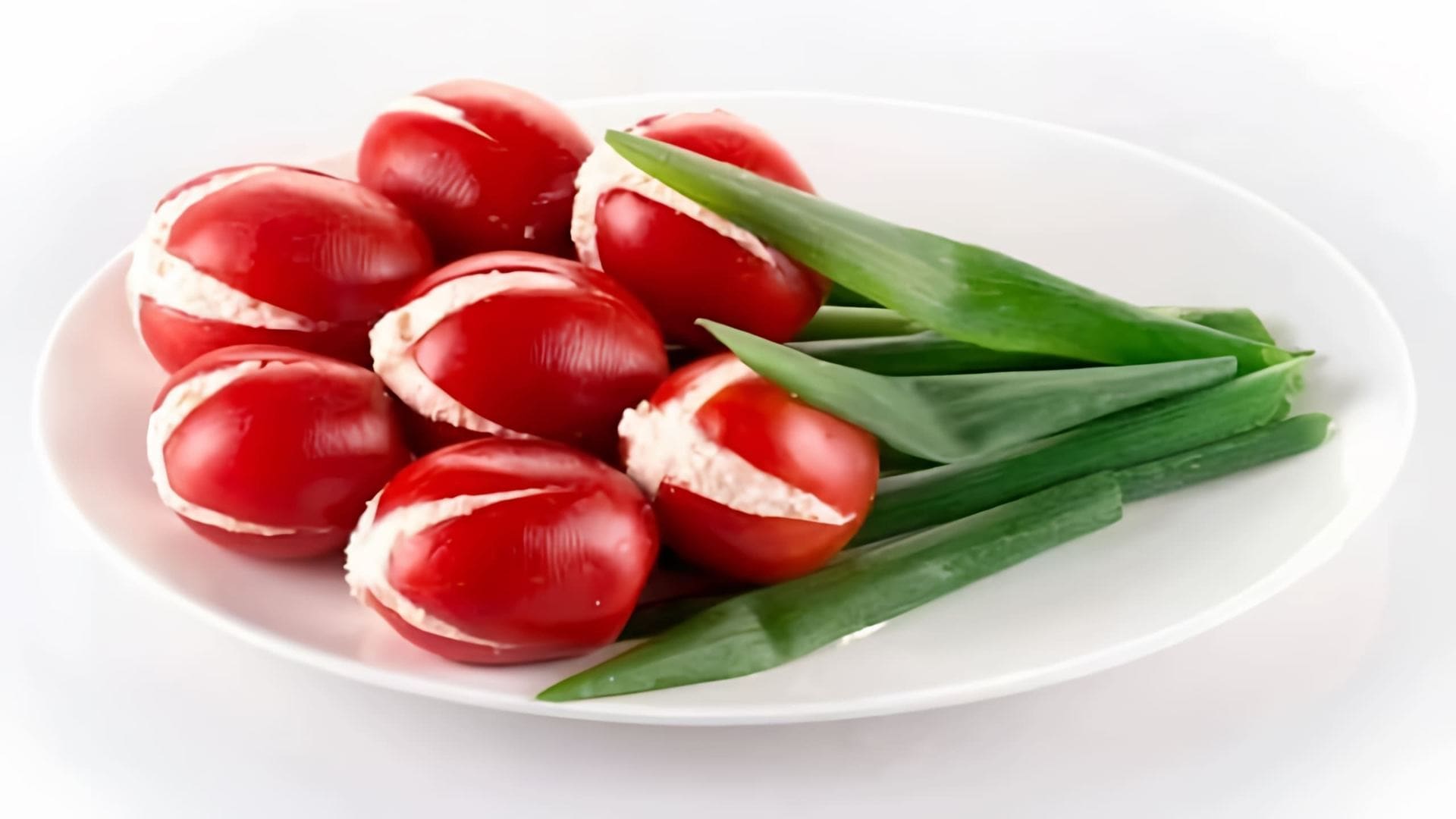 В этом видео демонстрируется процесс приготовления закуски "Тюльпаны из помидоров"