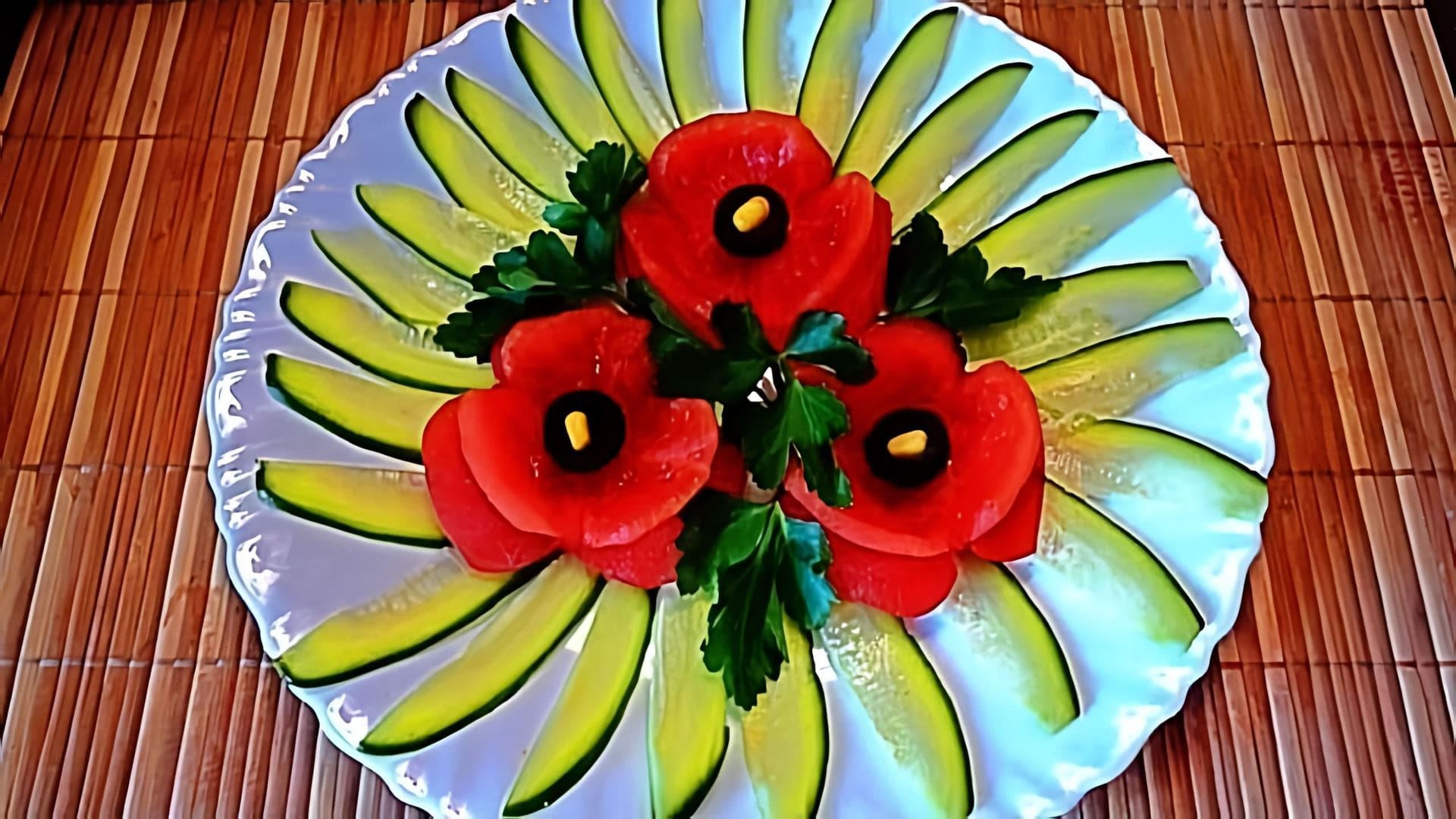 В этом видео-ролике показан процесс создания оригинальных украшений для тарелки из обычных помидоров