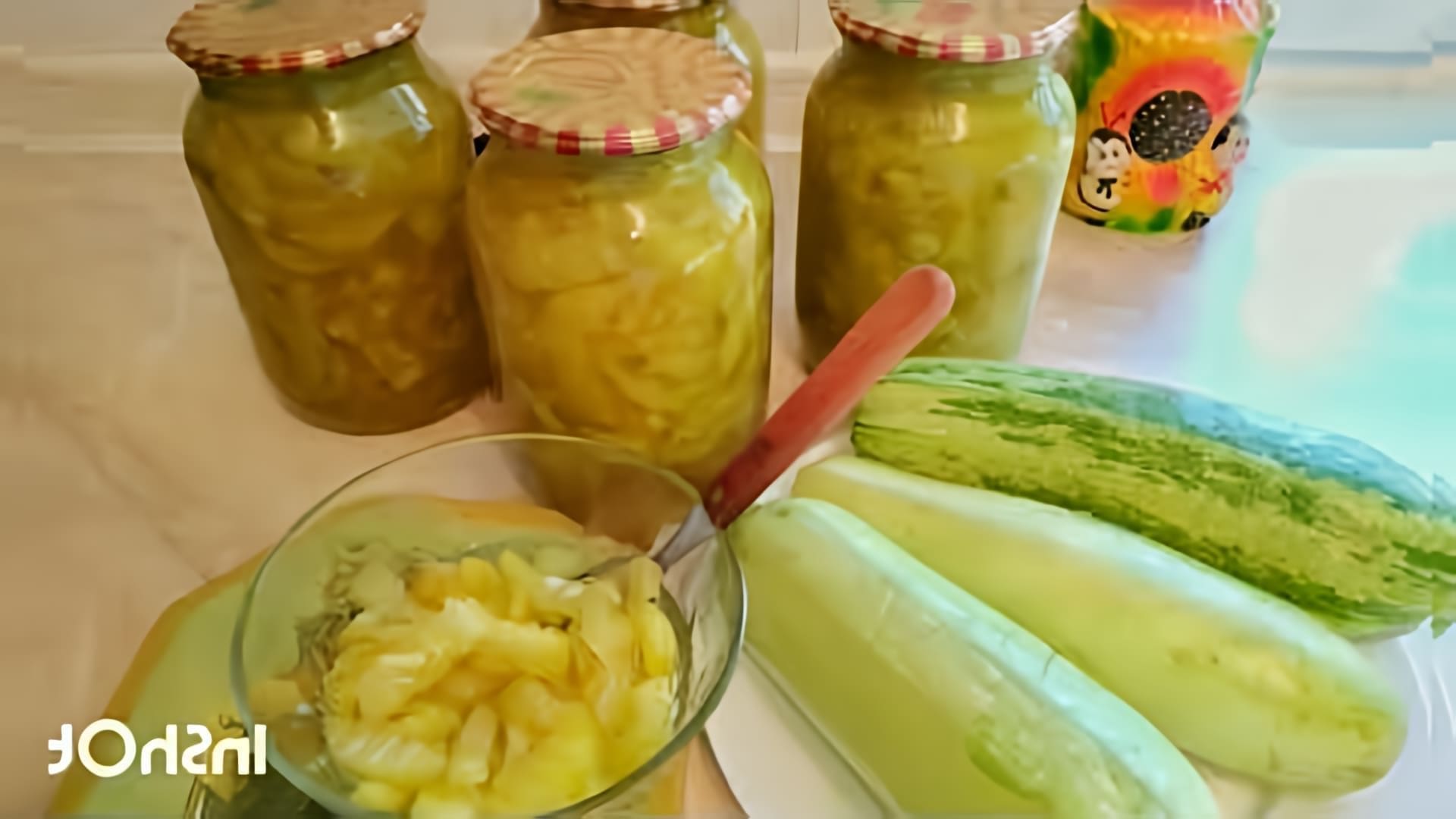 В этом видео демонстрируется процесс приготовления варенья из кабачков с апельсиновым соком и лимоном