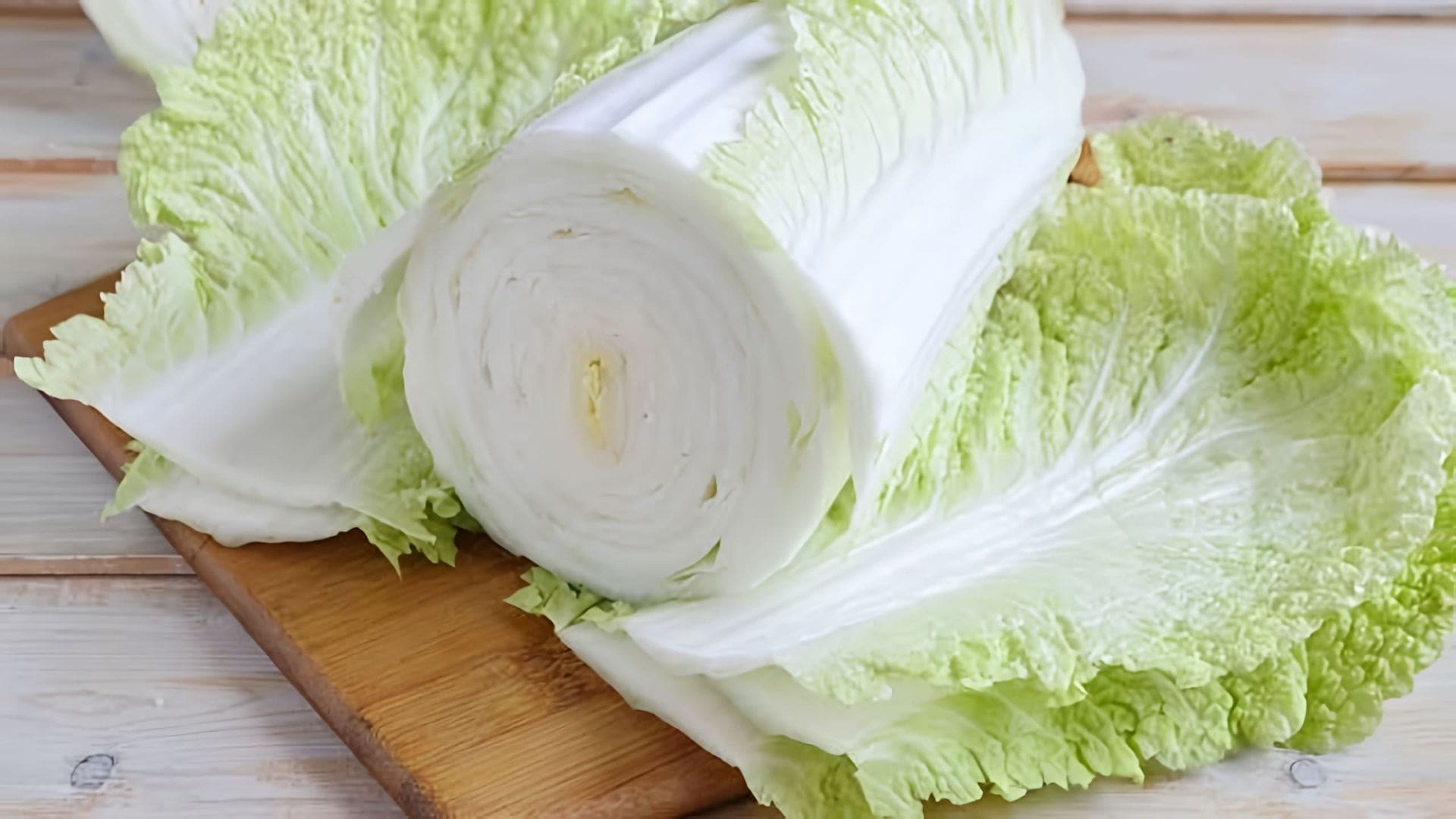 В этом видео демонстрируется рецепт салата с пекинской капустой и копченой курицей