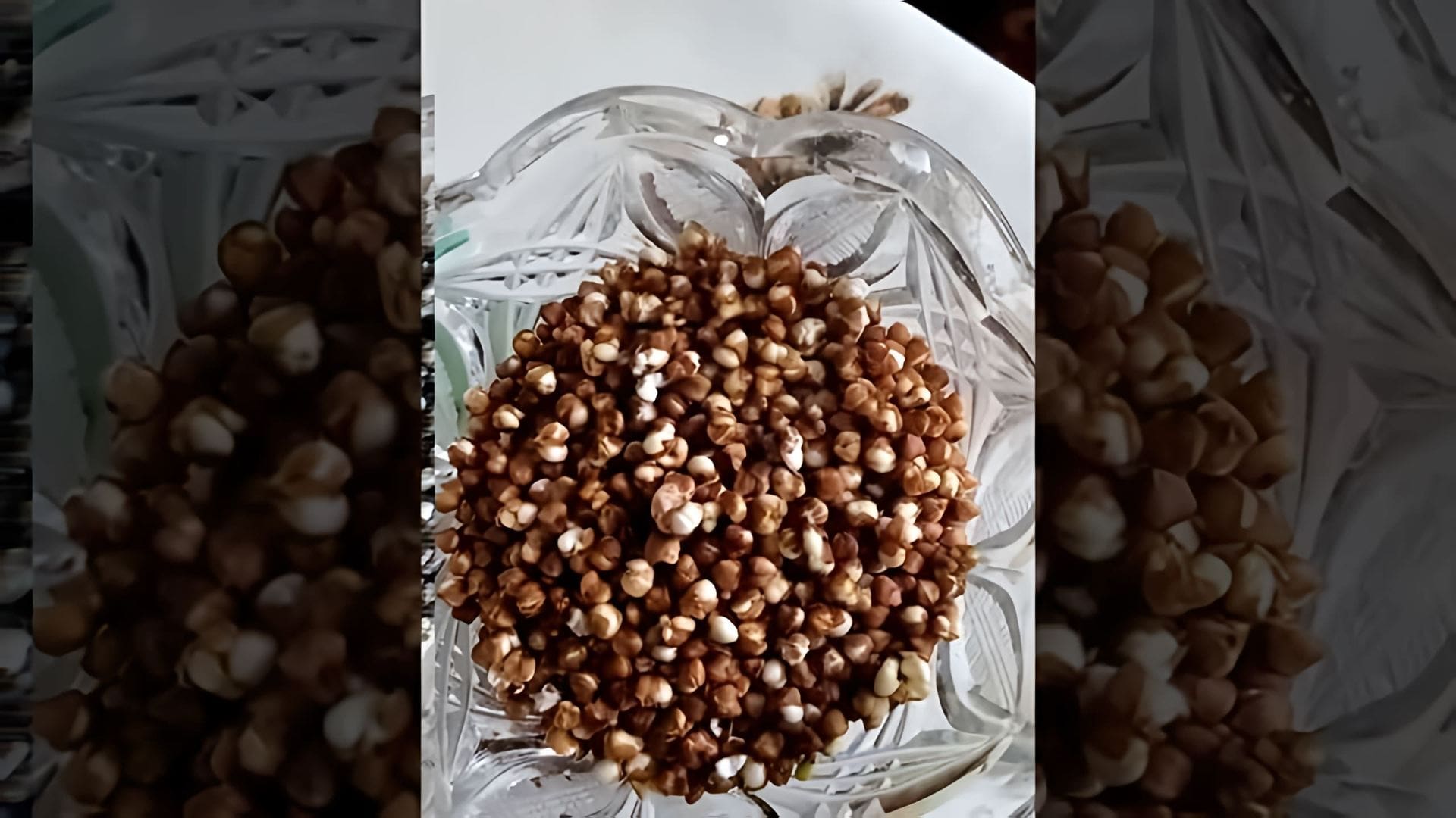 В этом видео демонстрируется процесс приготовления попкорна из гречки