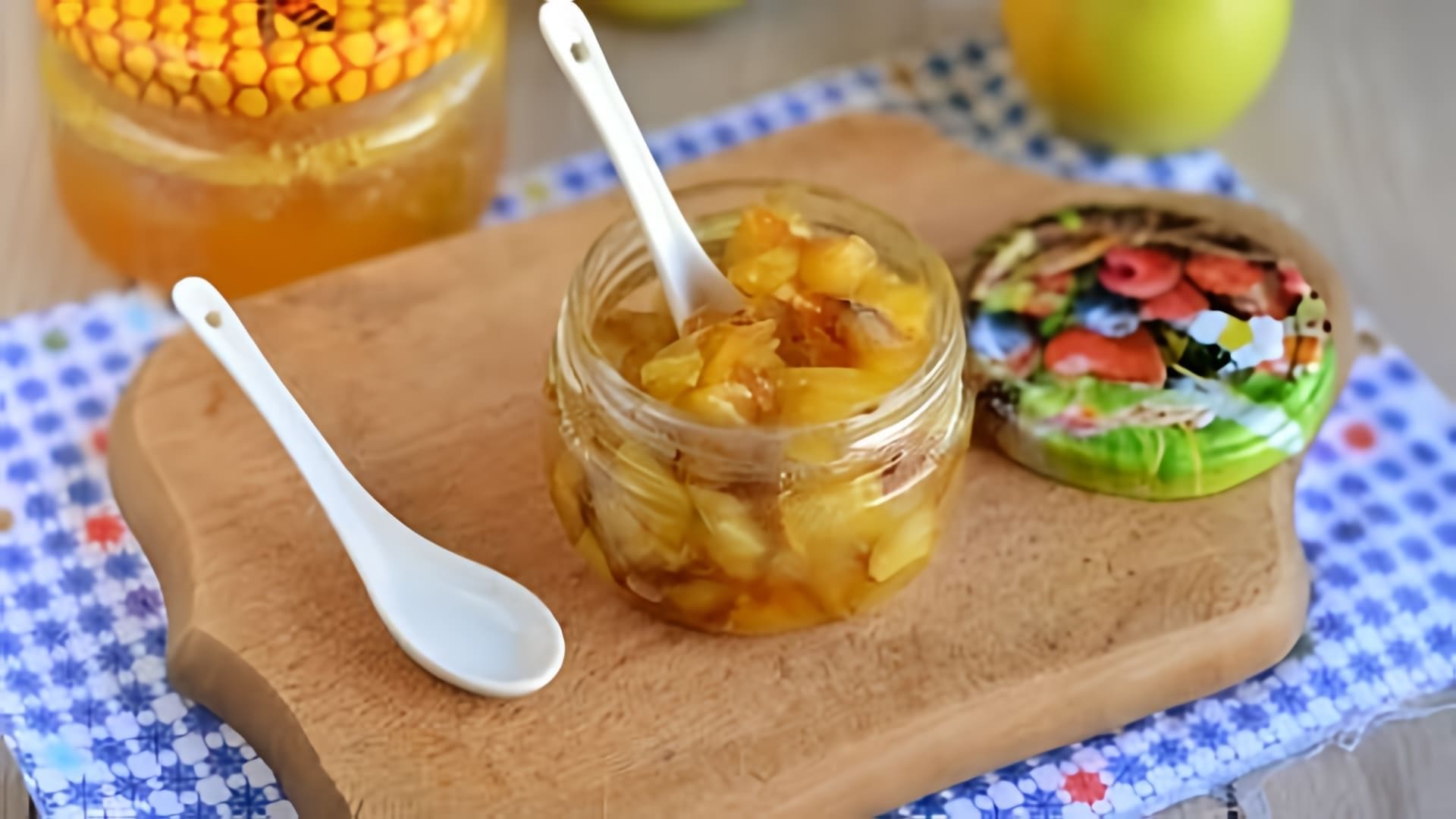 Вкусный и ароматный десерт можно приготовить из яблок и меда. Яблочное варенье с медом готовится легко и просто. 