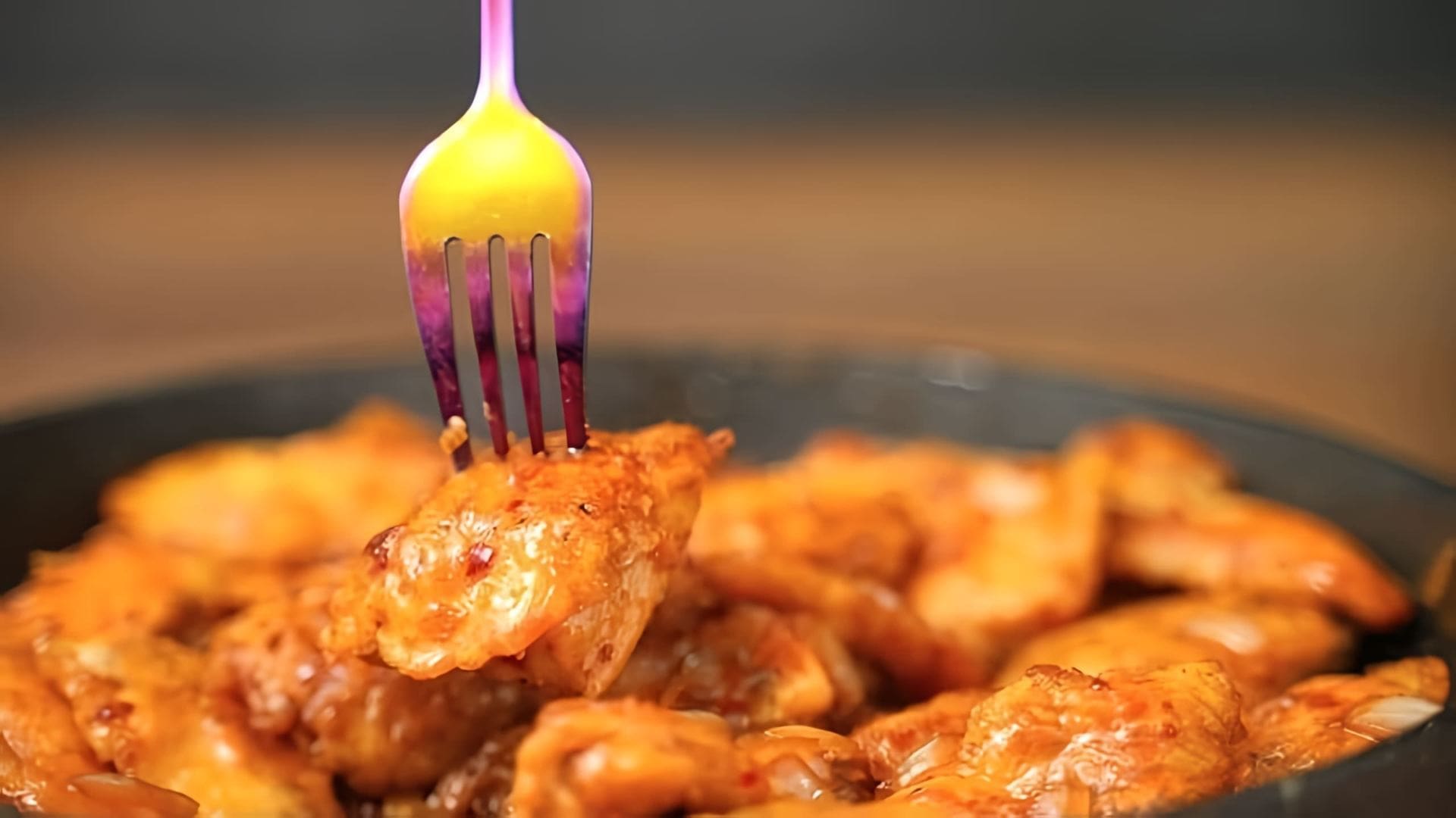 В этом видео демонстрируется рецепт приготовления очень вкусного мяса в соусе
