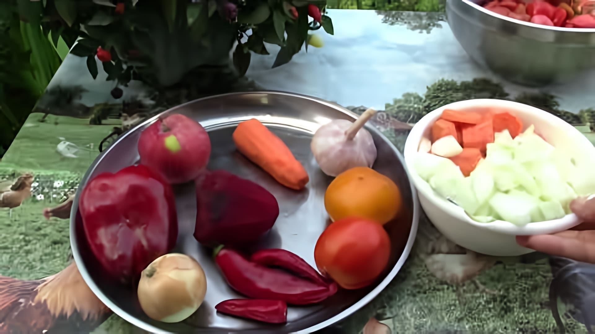 В этом видео демонстрируется процесс приготовления аджики с жареным луком и морковью