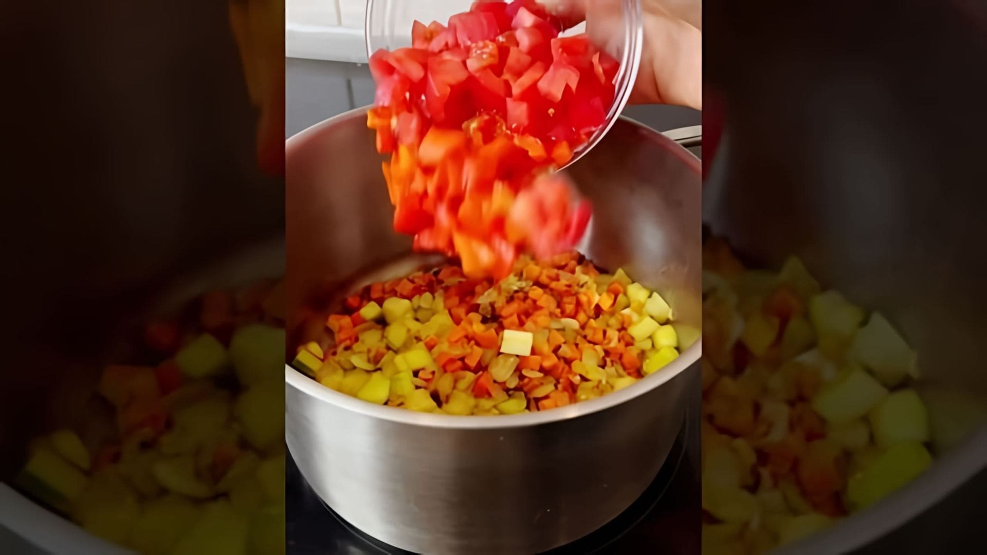 В этом видео демонстрируется рецепт приготовления кабачковой икры
