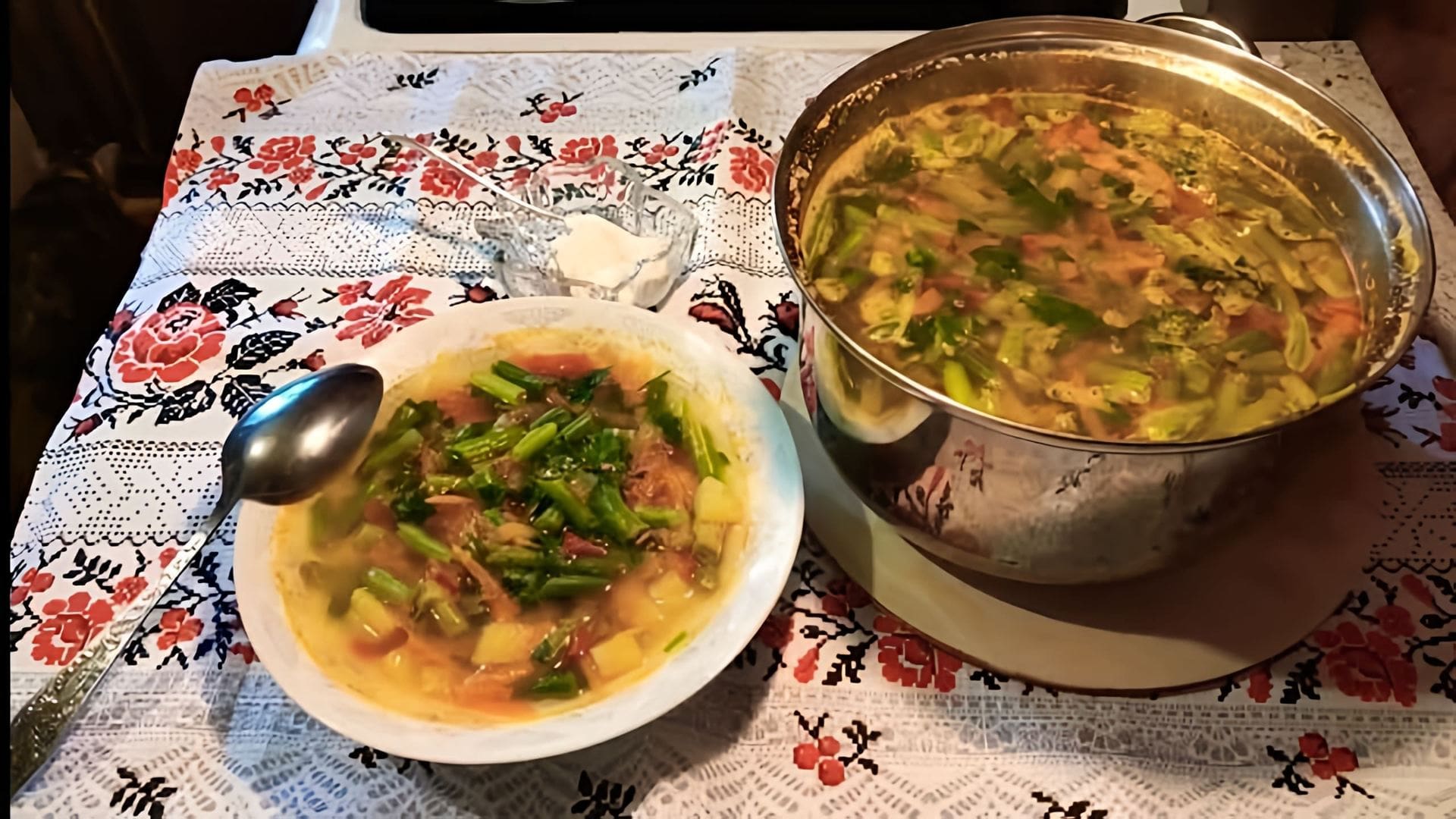 В этом видео демонстрируется процесс приготовления постного супа с зеленой фасолью