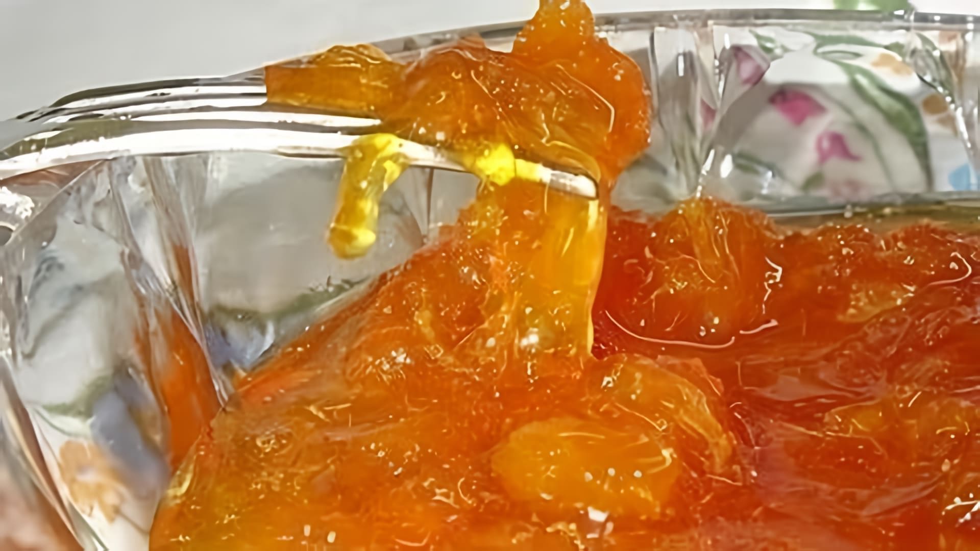 В этом видео демонстрируется процесс приготовления варенья из кабачков с лимоном и апельсином