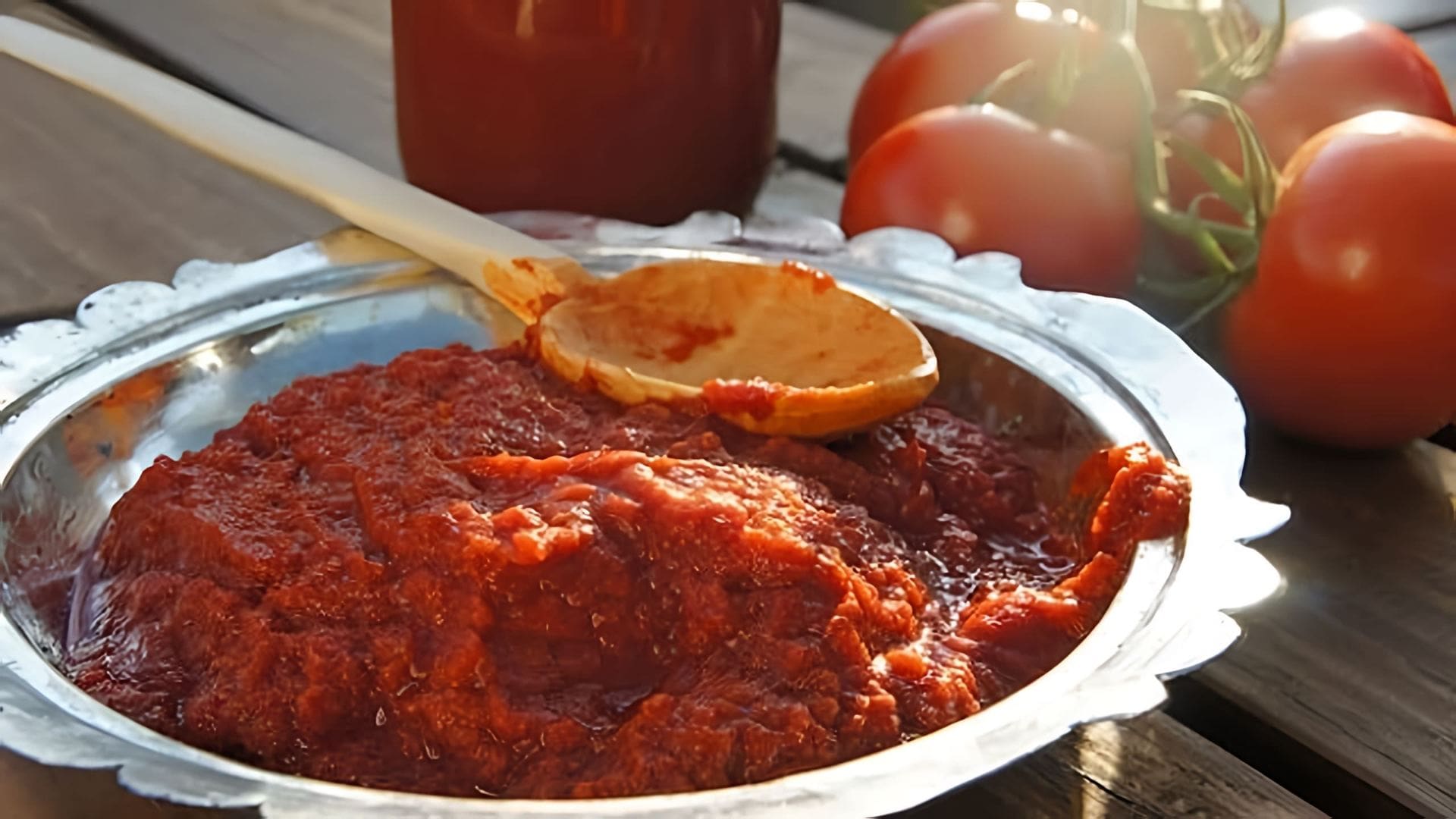 В данном видео демонстрируется процесс приготовления домашней томатной пасты в Турции