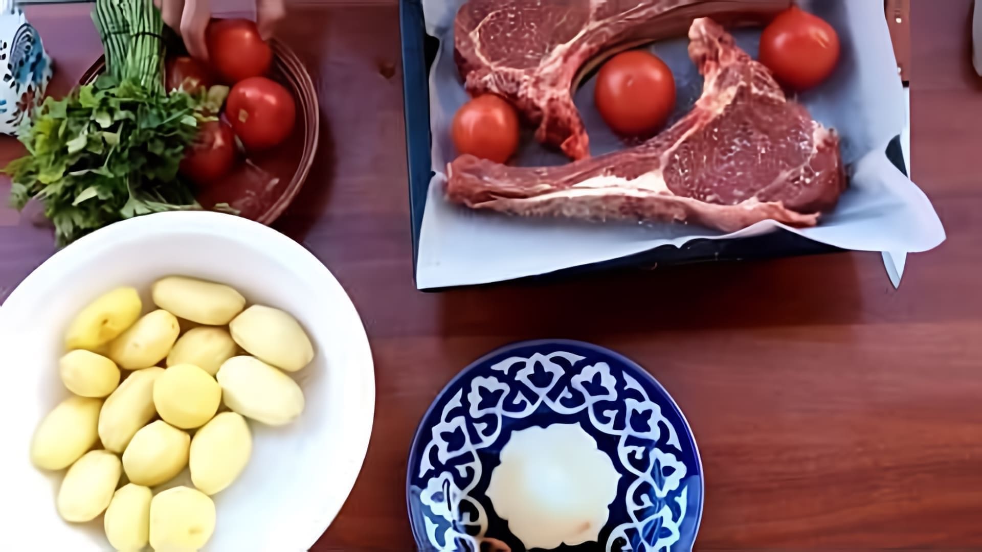 В этом видео-ролике шеф-повар делится своими секретами приготовления вкусного и сочного стейка из говядины в духовке