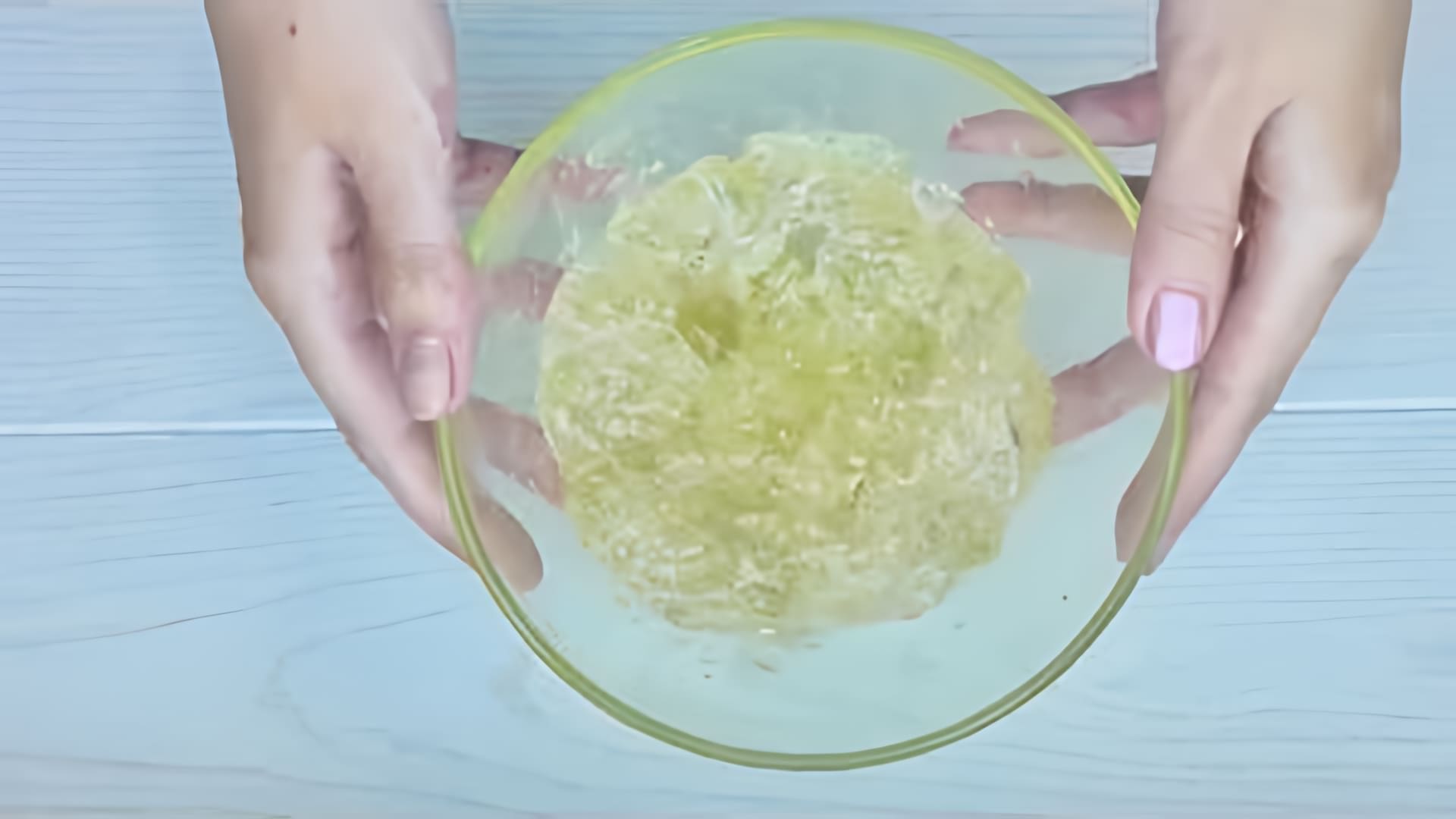 В этом видео демонстрируется рецепт приготовления декор-геля в домашних условиях