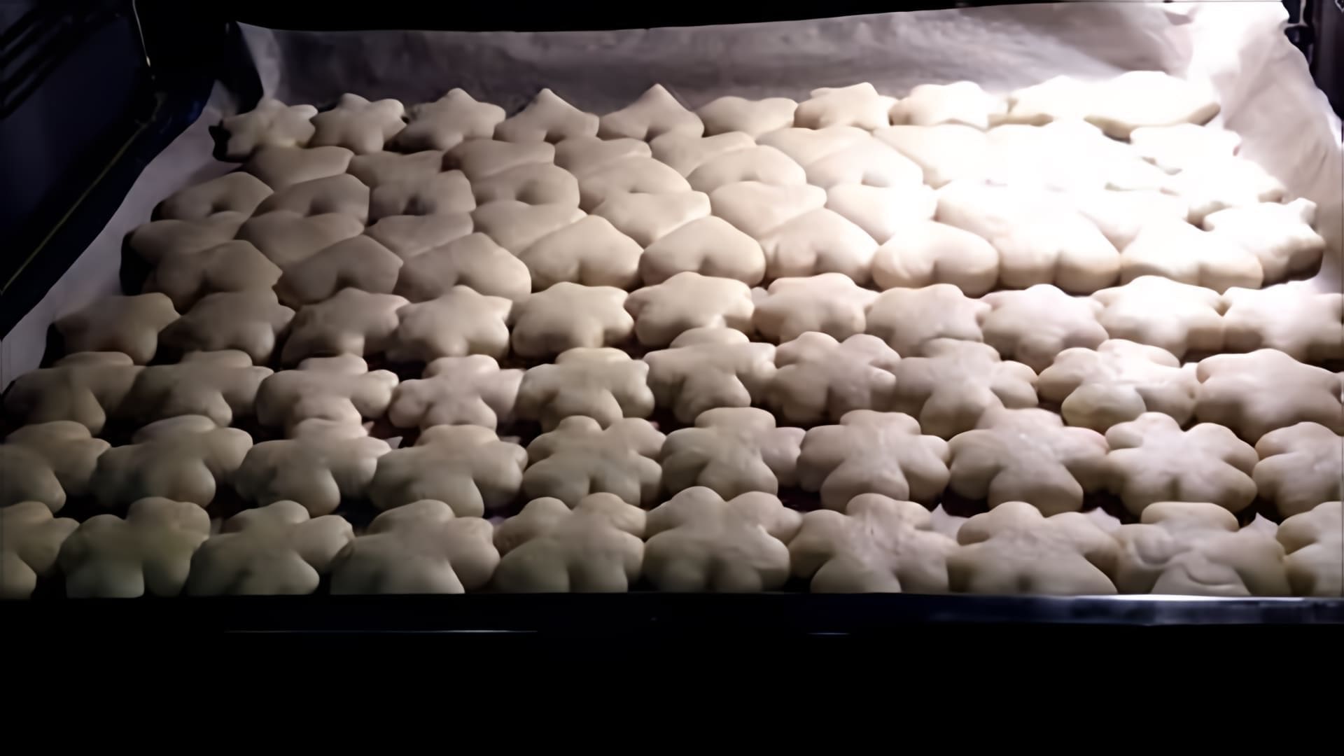 В этом видео Ирина показывает, как приготовить песочное печенье на смальце или свином жире
