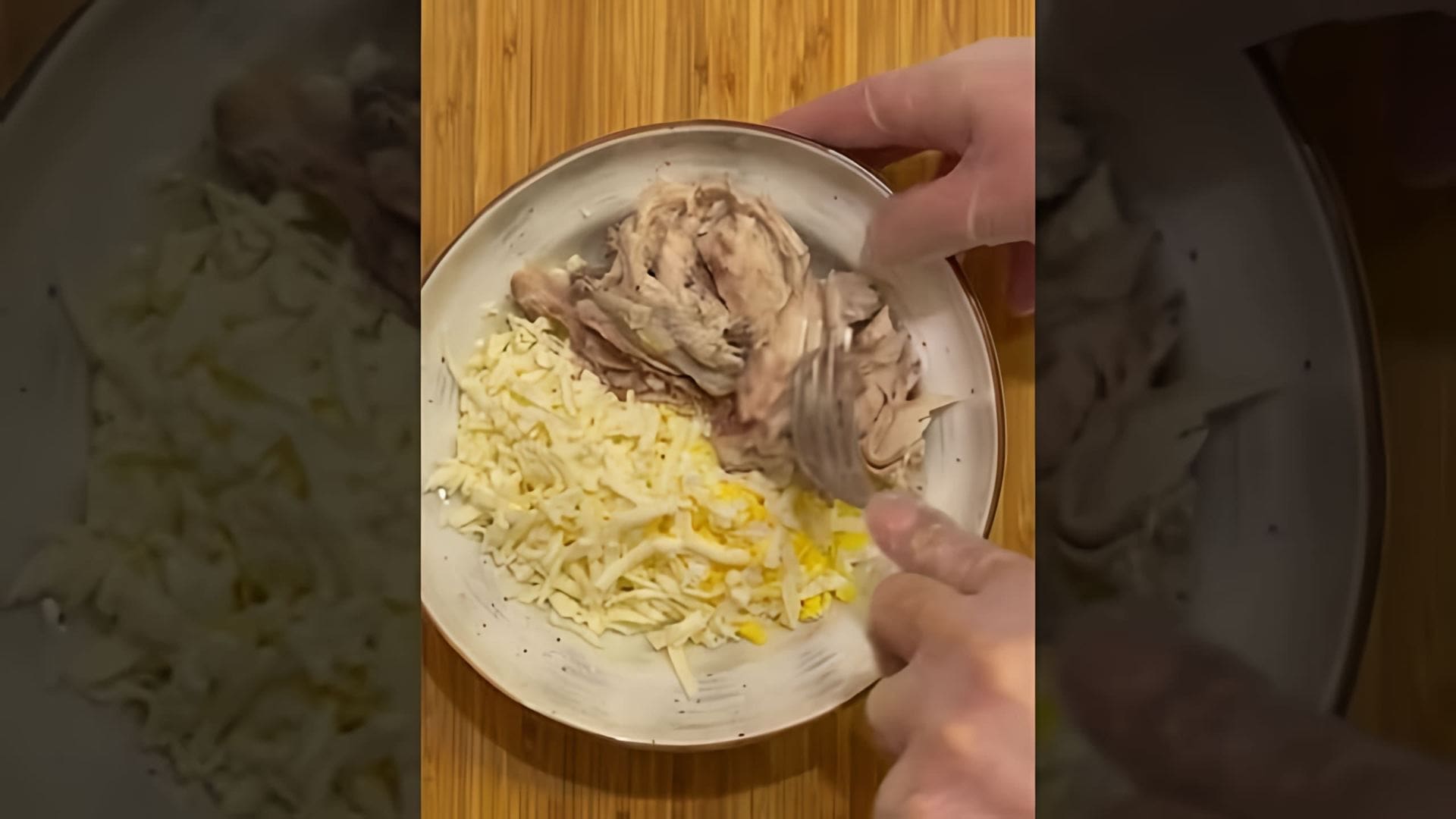 В этом видео-ролике Иван Соловьев, известный кулинар, делится своим рецептом приготовления паштета из копченой скумбрии