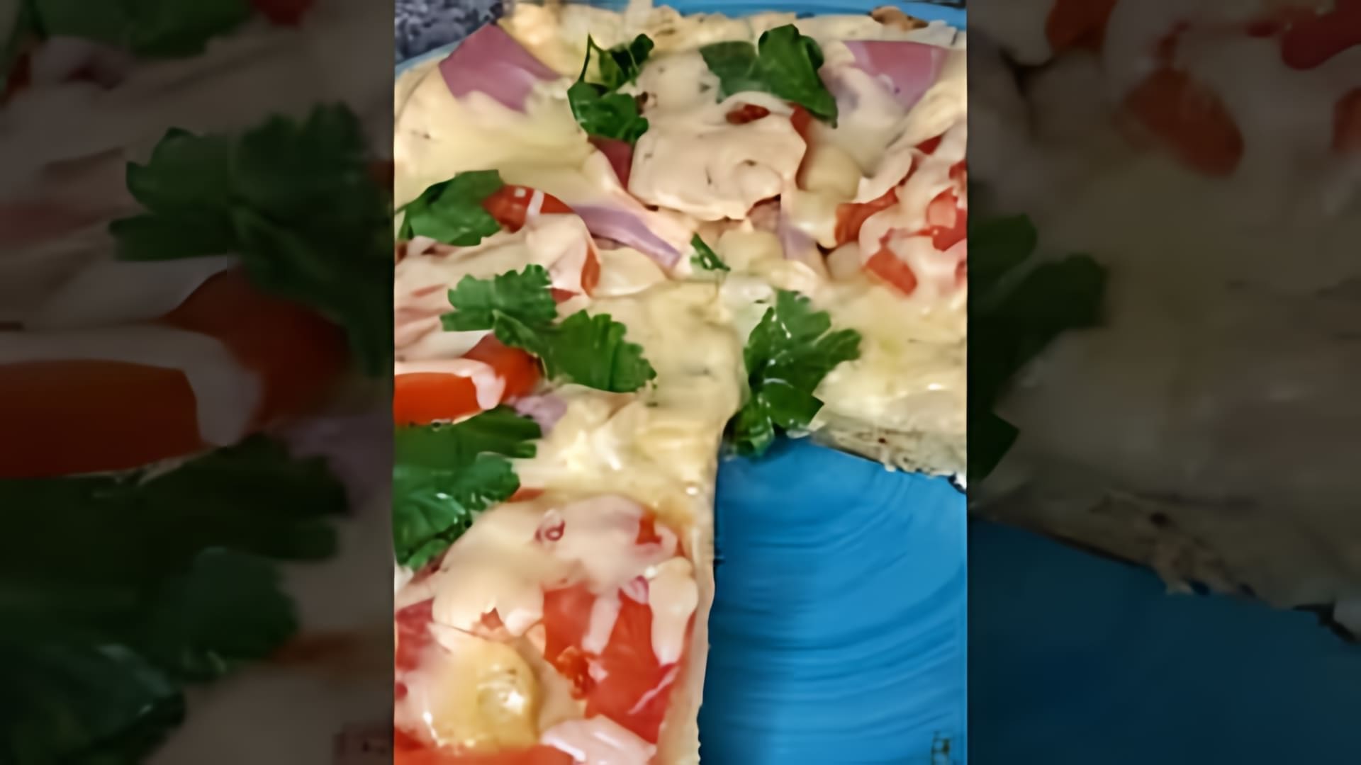 В этом видео-ролике демонстрируется процесс приготовления пиццы из лаваша на сковороде