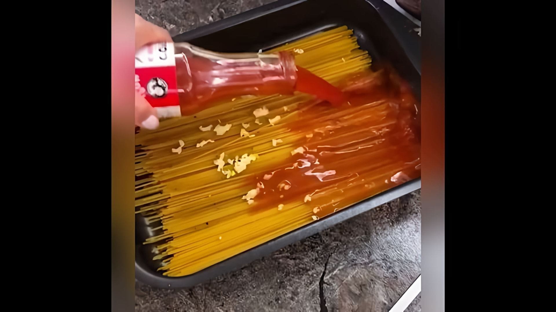 В этом видео демонстрируется простой рецепт приготовления спагетти с овощами и фаршем в духовке