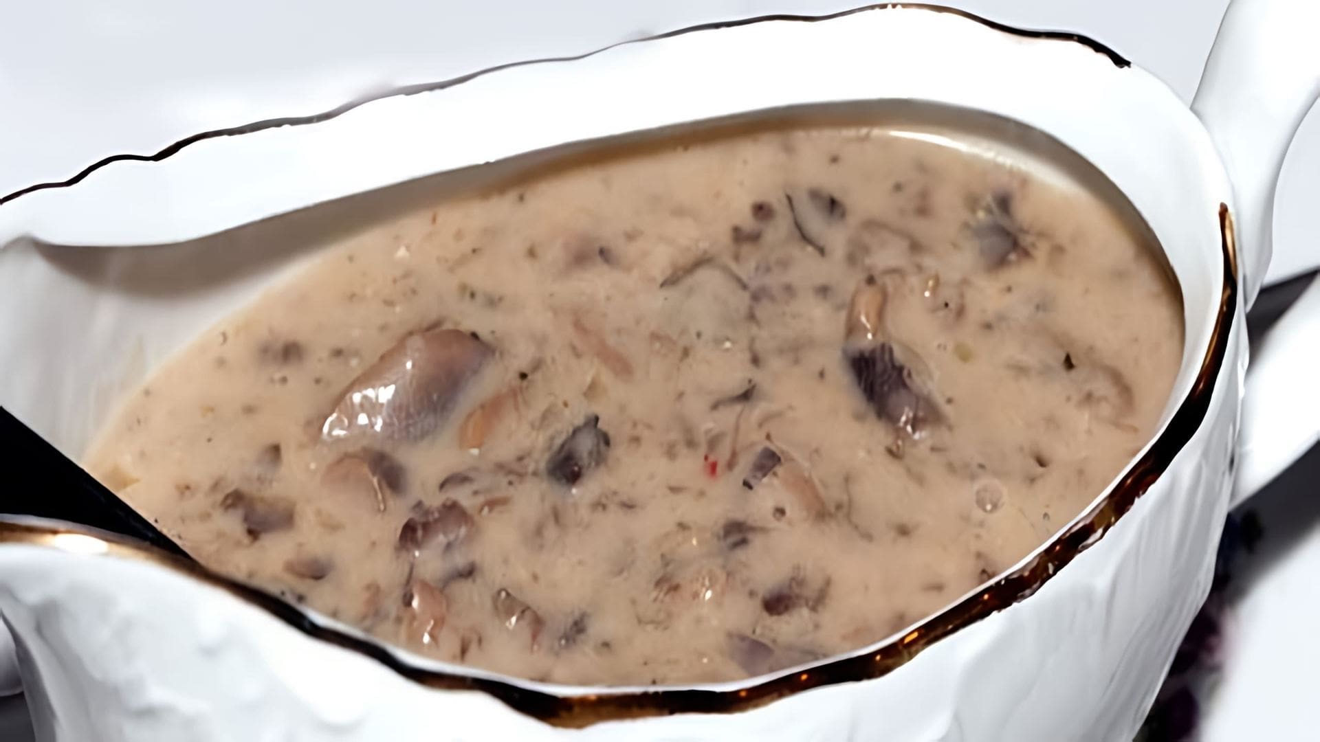 В этом видео-ролике будет показан рецепт приготовления грибного соуса с использованием сметаны и сливок