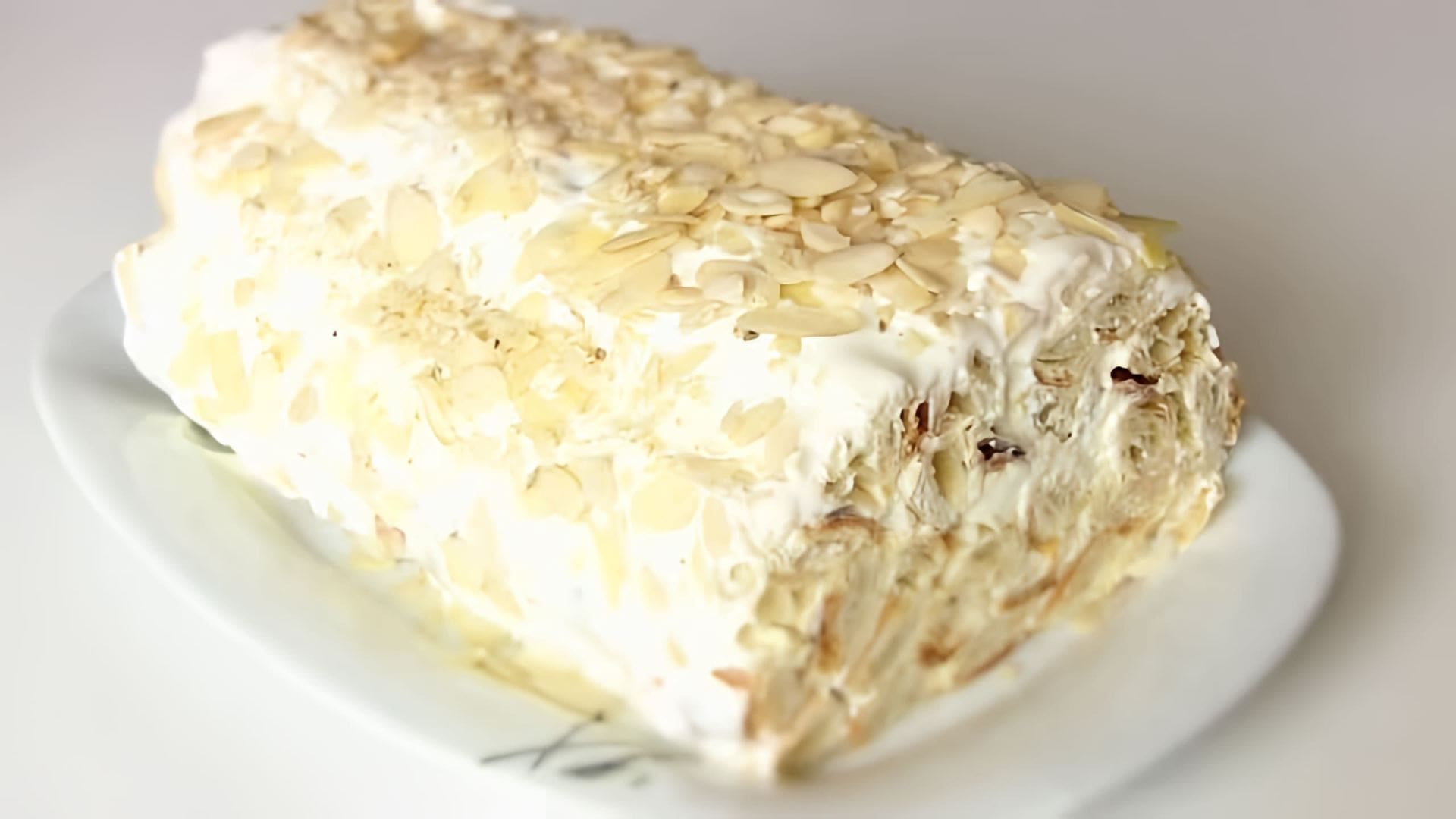 В этом видео демонстрируется процесс приготовления торта "Полено" из готового слоеного теста