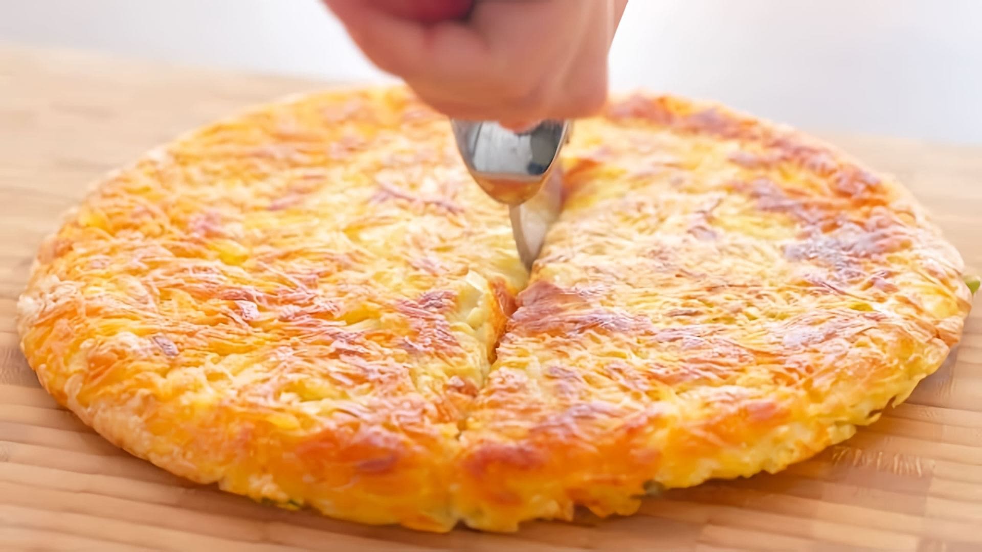 В этом видео демонстрируется простой и быстрый рецепт приготовления картошки