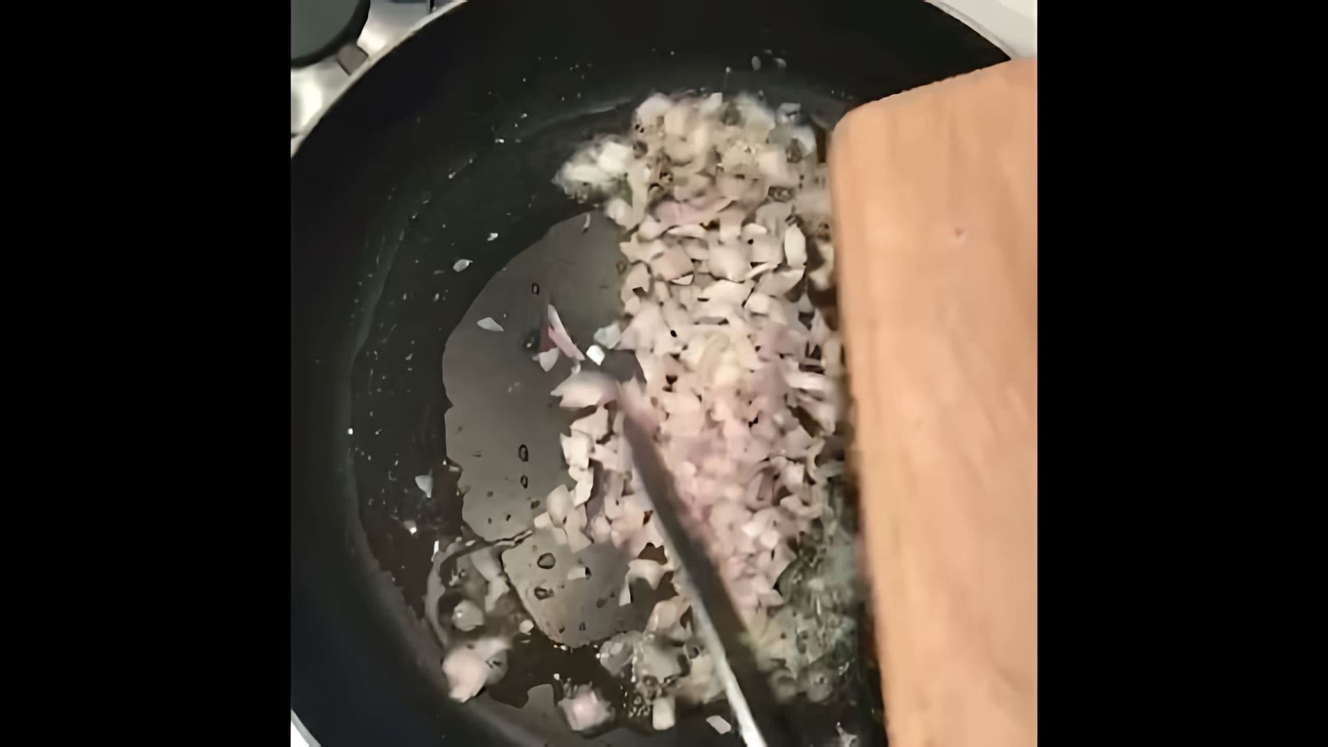 В этом видео-ролике показан процесс приготовления вкусного и полезного блюда - мидий с кокосовым молоком и брокколи