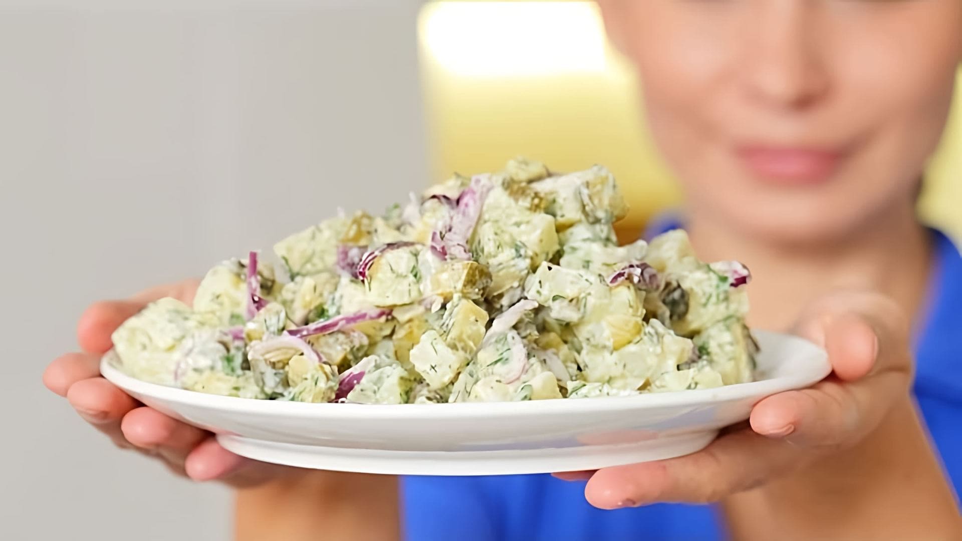 В этом видео-ролике вы увидите, как приготовить восхитительный немецкий салат, который поразит вас своим вкусом