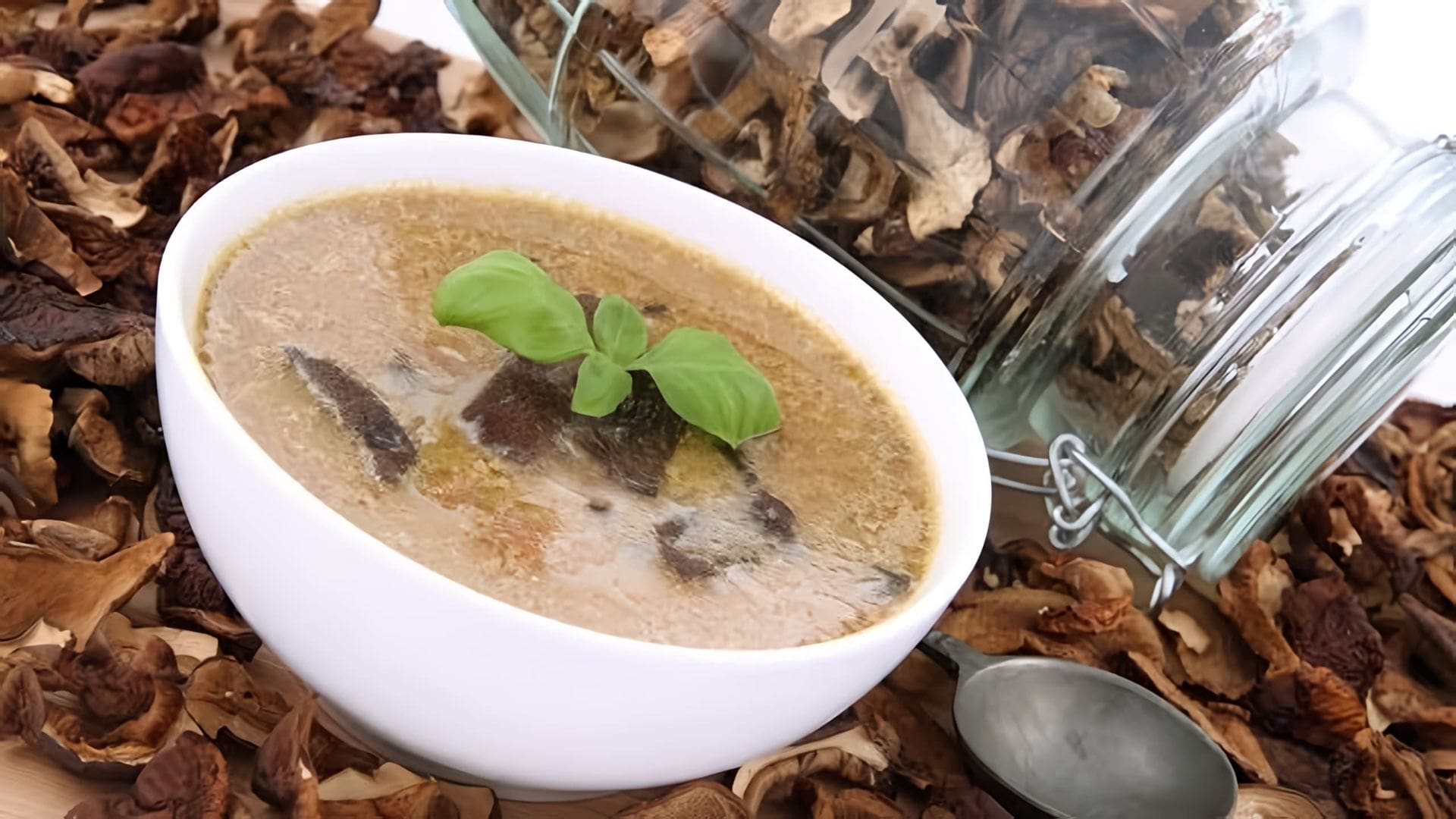В этом видео показан простой рецепт супа из сушеных грибов