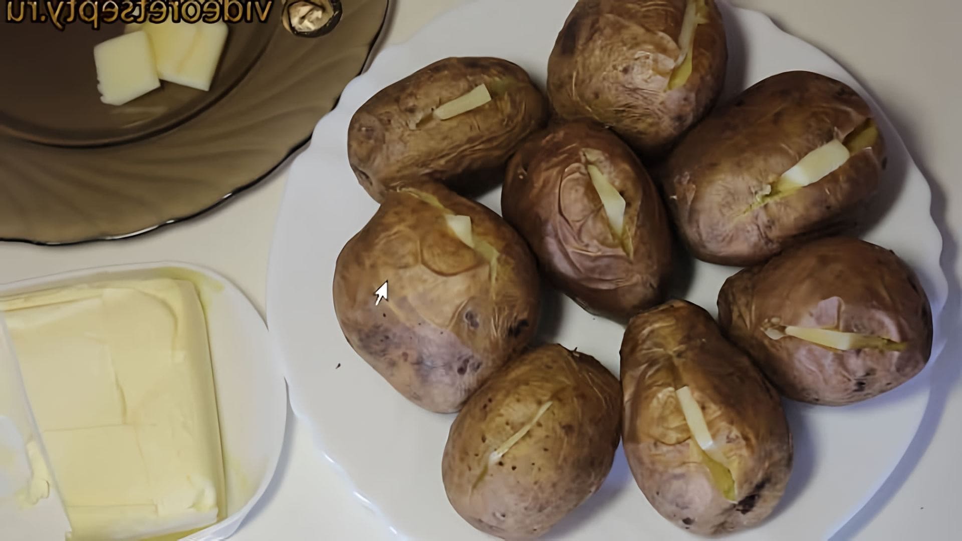 В этом видео демонстрируется процесс приготовления запеченной картошки с сыром