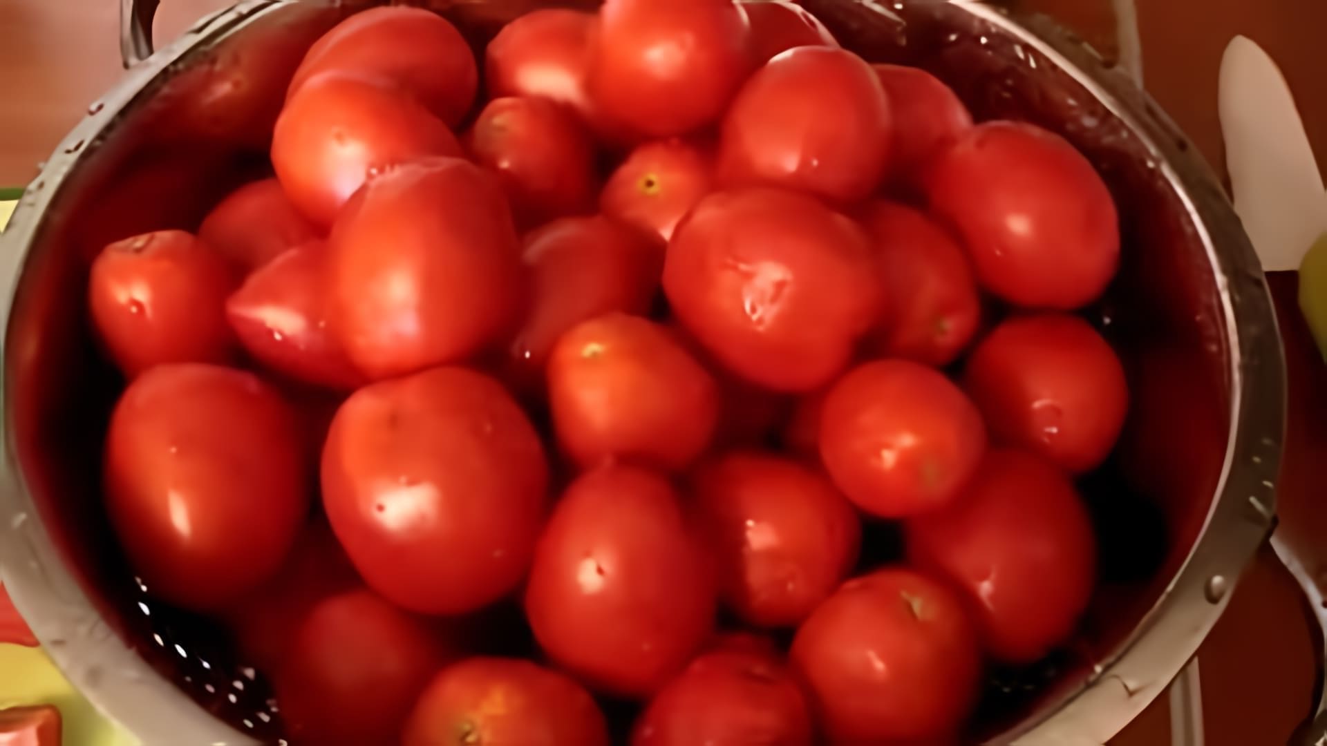 В этом видео показано, как приготовить томатную пасту по турецкому рецепту