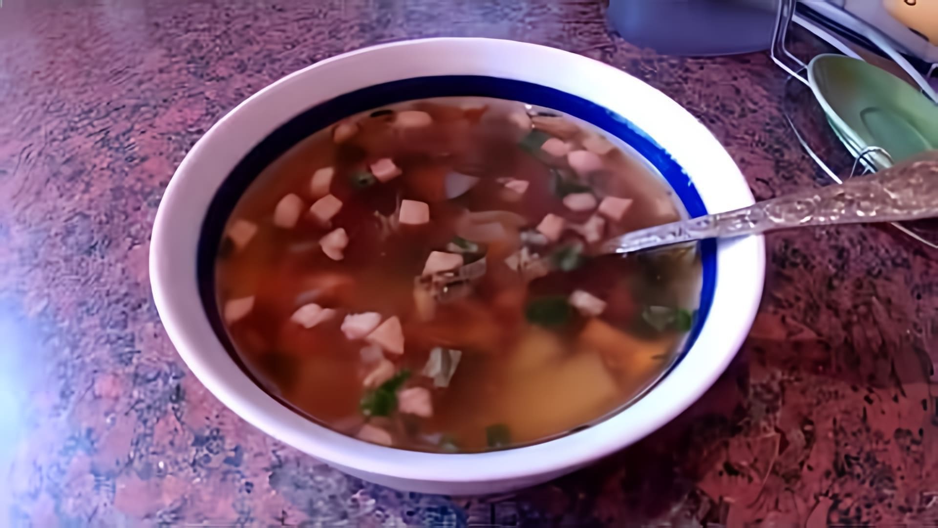 В этом видео демонстрируется процесс приготовления грибного супа из лисичек