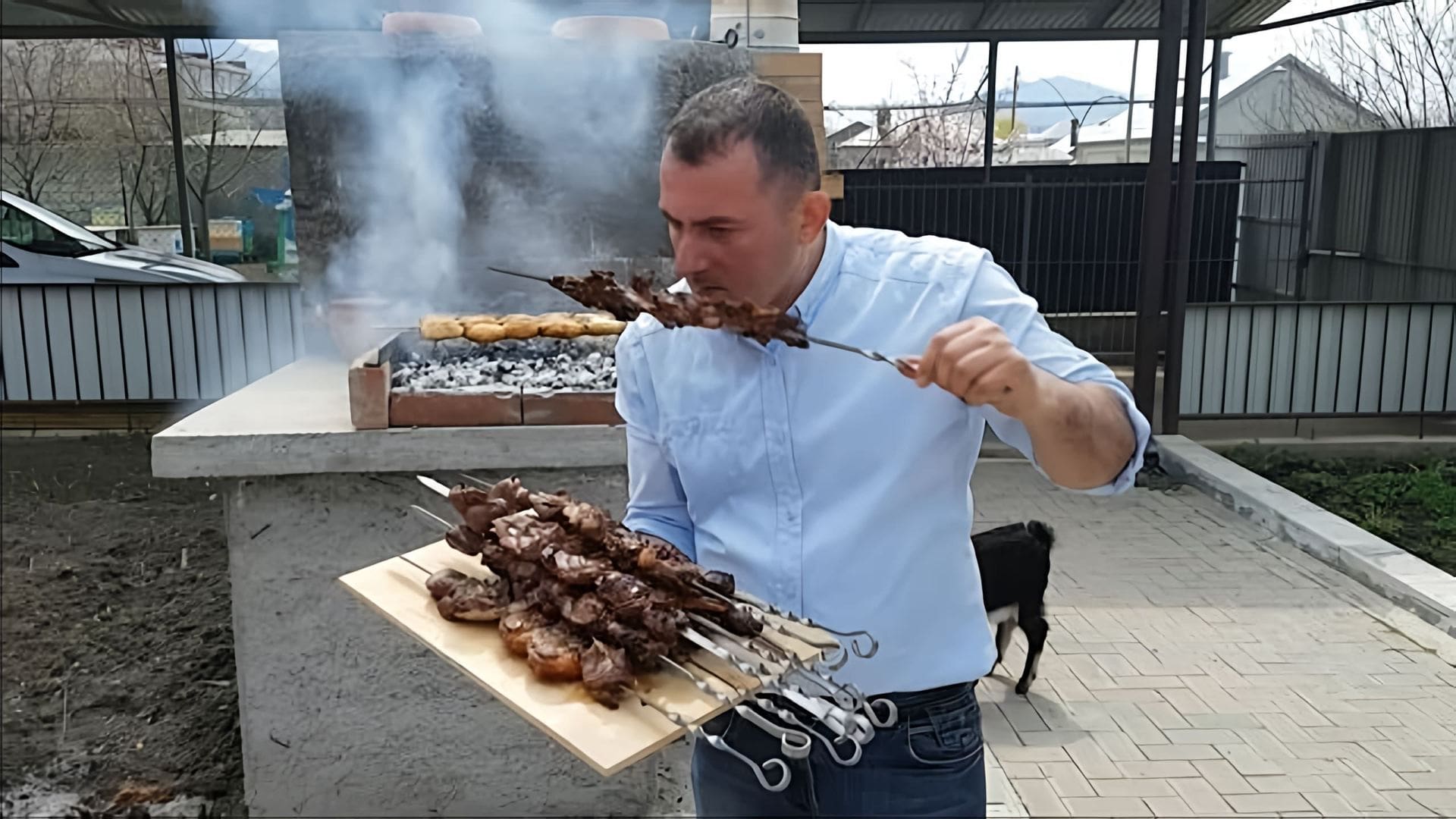 В данном видео-ролике рассказывается о приготовлении традиционного кавказского шашлыка