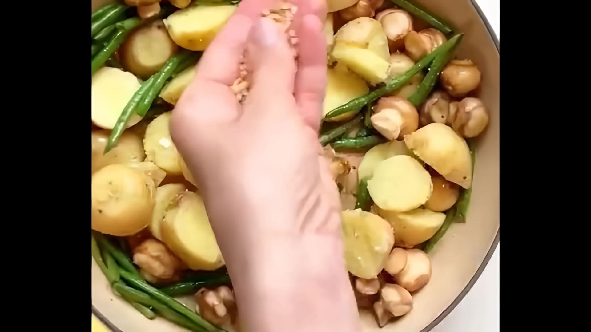В этом видео демонстрируется процесс приготовления вкусного и полезного блюда - картофеля с грибами и стручковой фасолью