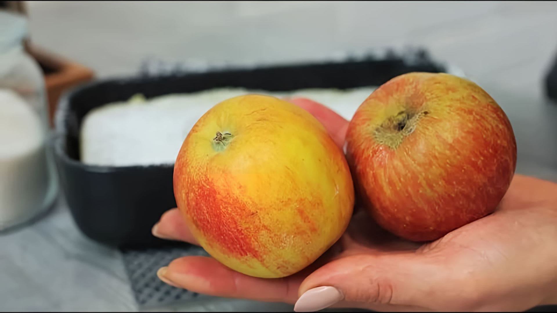 В этом видео демонстрируется простой и быстрый рецепт яблочного пирога, который можно приготовить в микроволновке всего за 10 минут