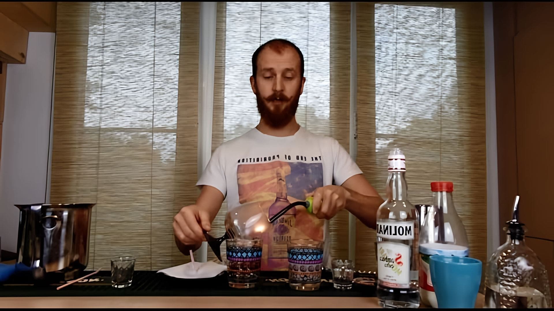В этом видео Василий Захаров, известный как "настоящий бармен", демонстрирует пять способов употребления самбуки - классического итальянского ликера