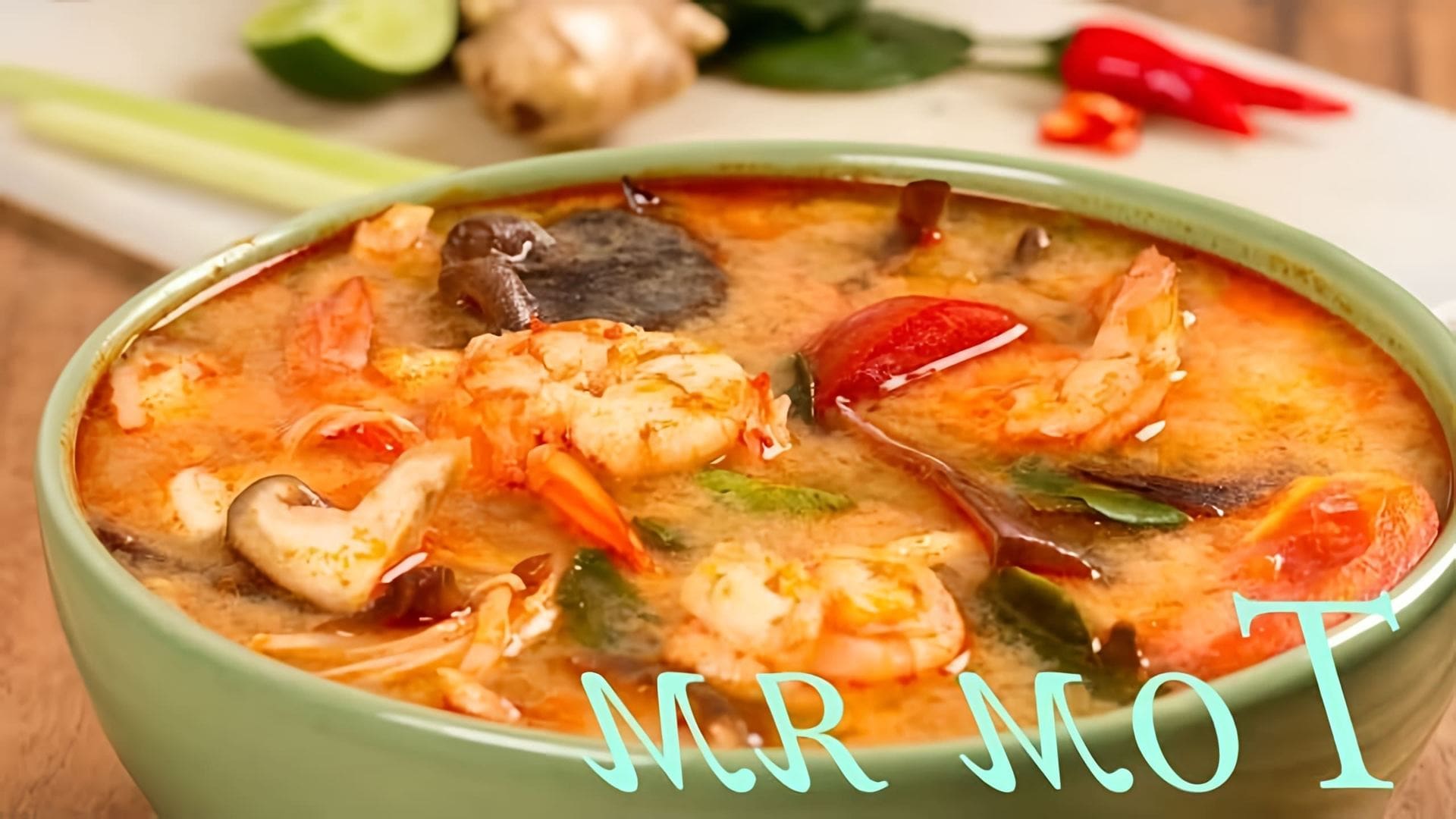 В этом видео демонстрируется рецепт приготовления тайского супа "Том Ям"