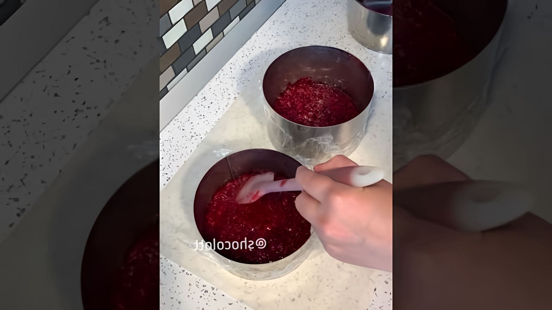 В этом видео демонстрируется рецепт приготовления малиновой начинки для торта