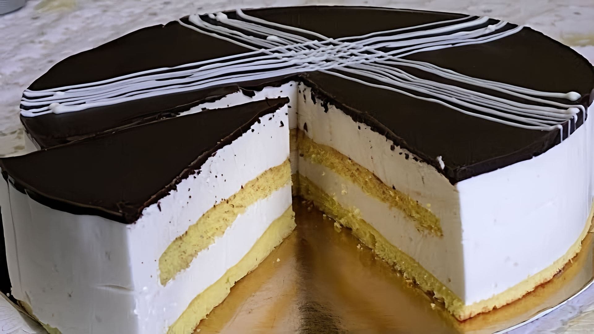 В этом видео демонстрируется процесс приготовления торта "Птичье молоко"