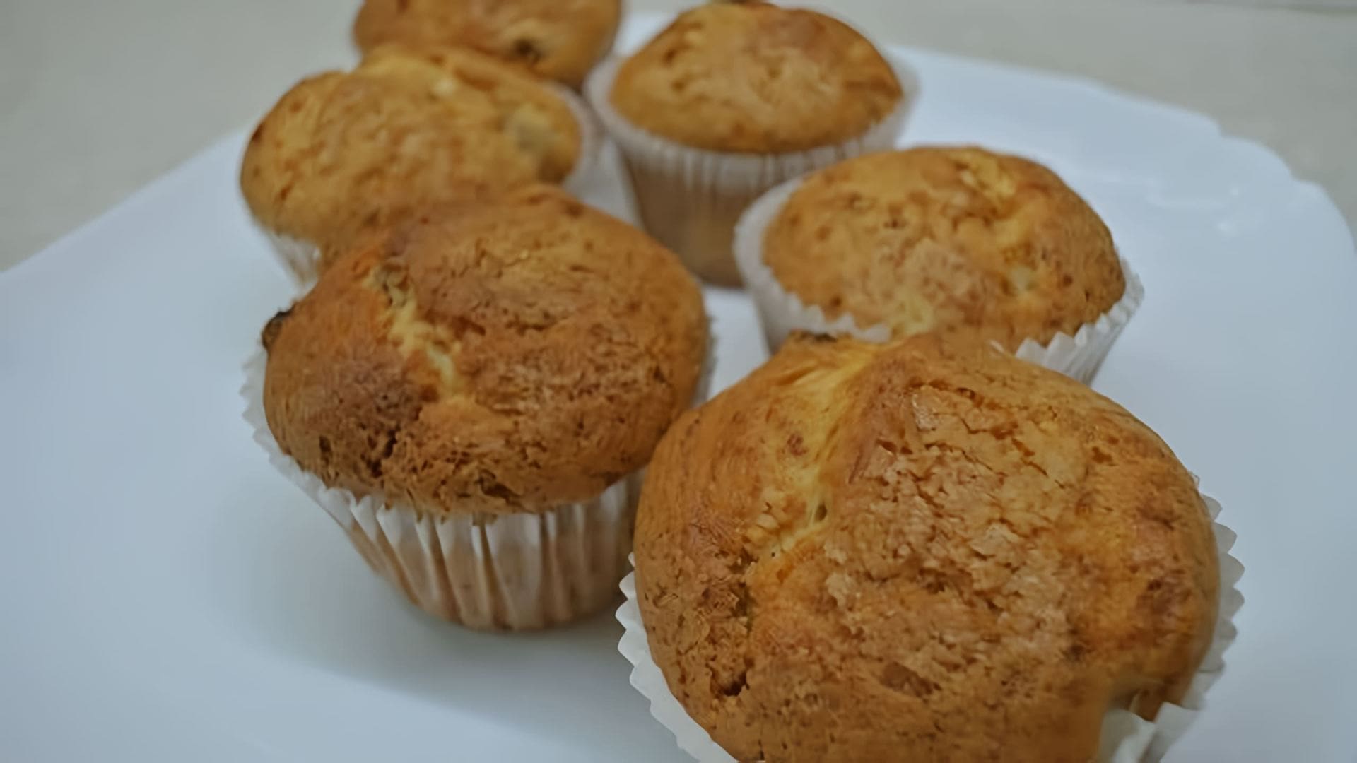 В этом видео демонстрируется рецепт приготовления мягких и вкусных домашних кексов на сметане