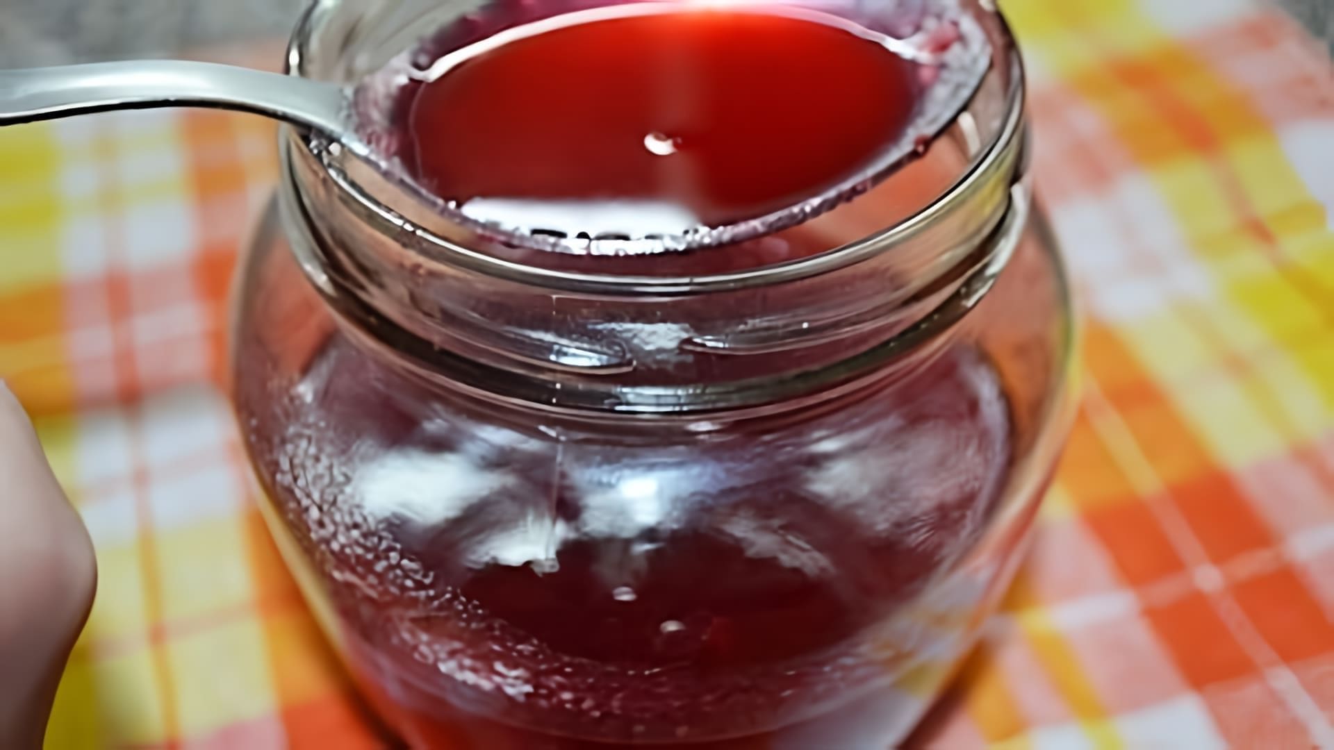 В этом видео демонстрируется рецепт приготовления лечебного лакомства "Калина с медом"