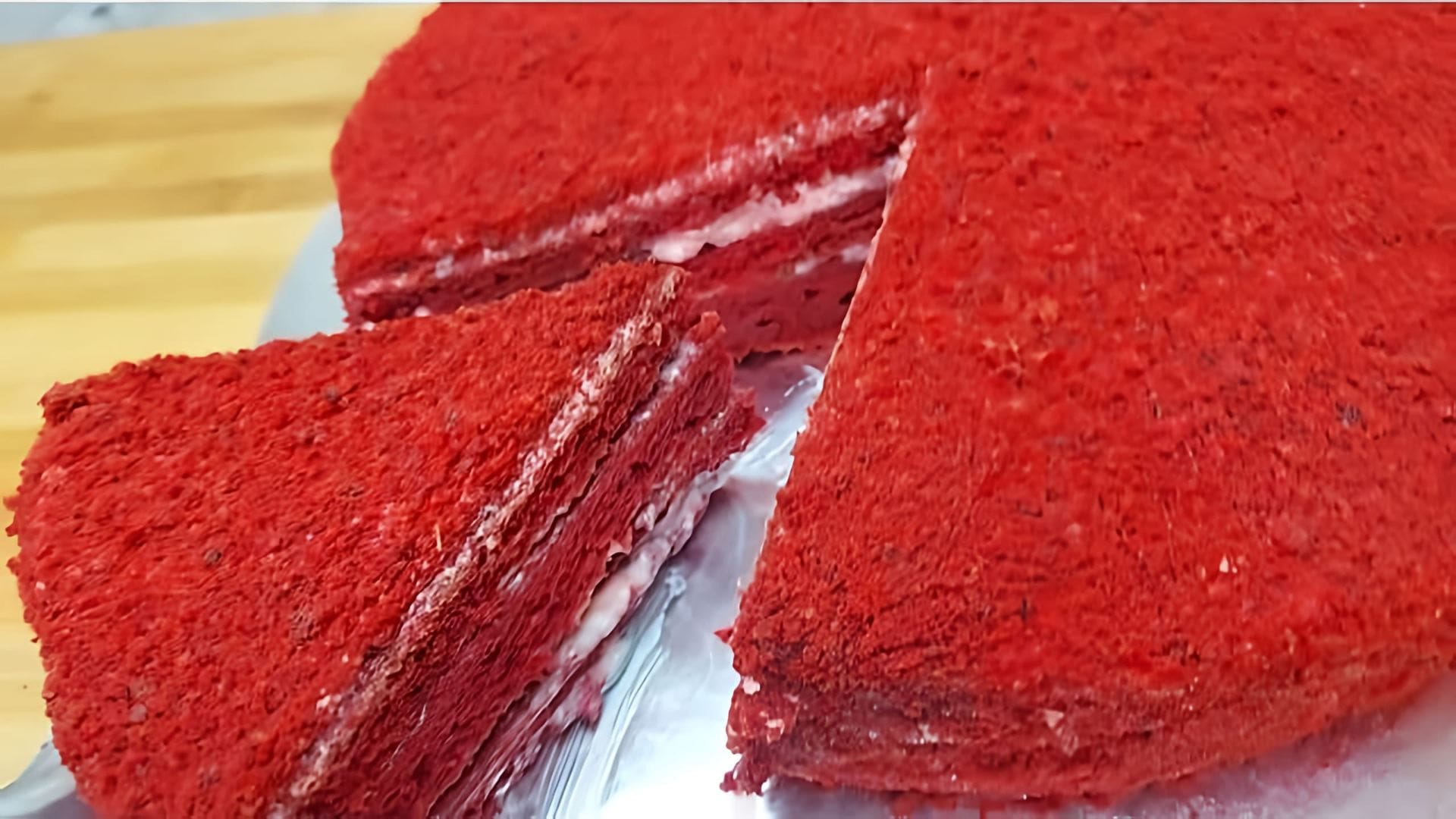 В этом видео-ролике вы увидите, как приготовить вкусный торт "Красный бархат" без использования сливок и творожного сыра