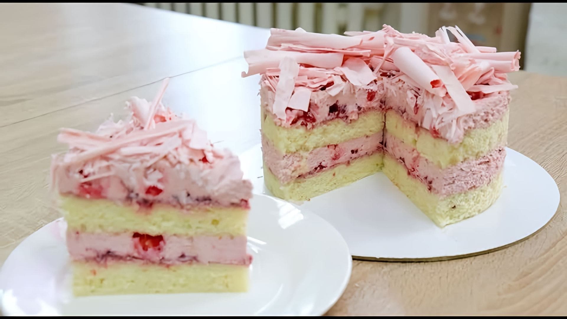 В этом видео демонстрируется процесс приготовления клубничного торта с бисквитом, клубничным джемом и сливочным кремом