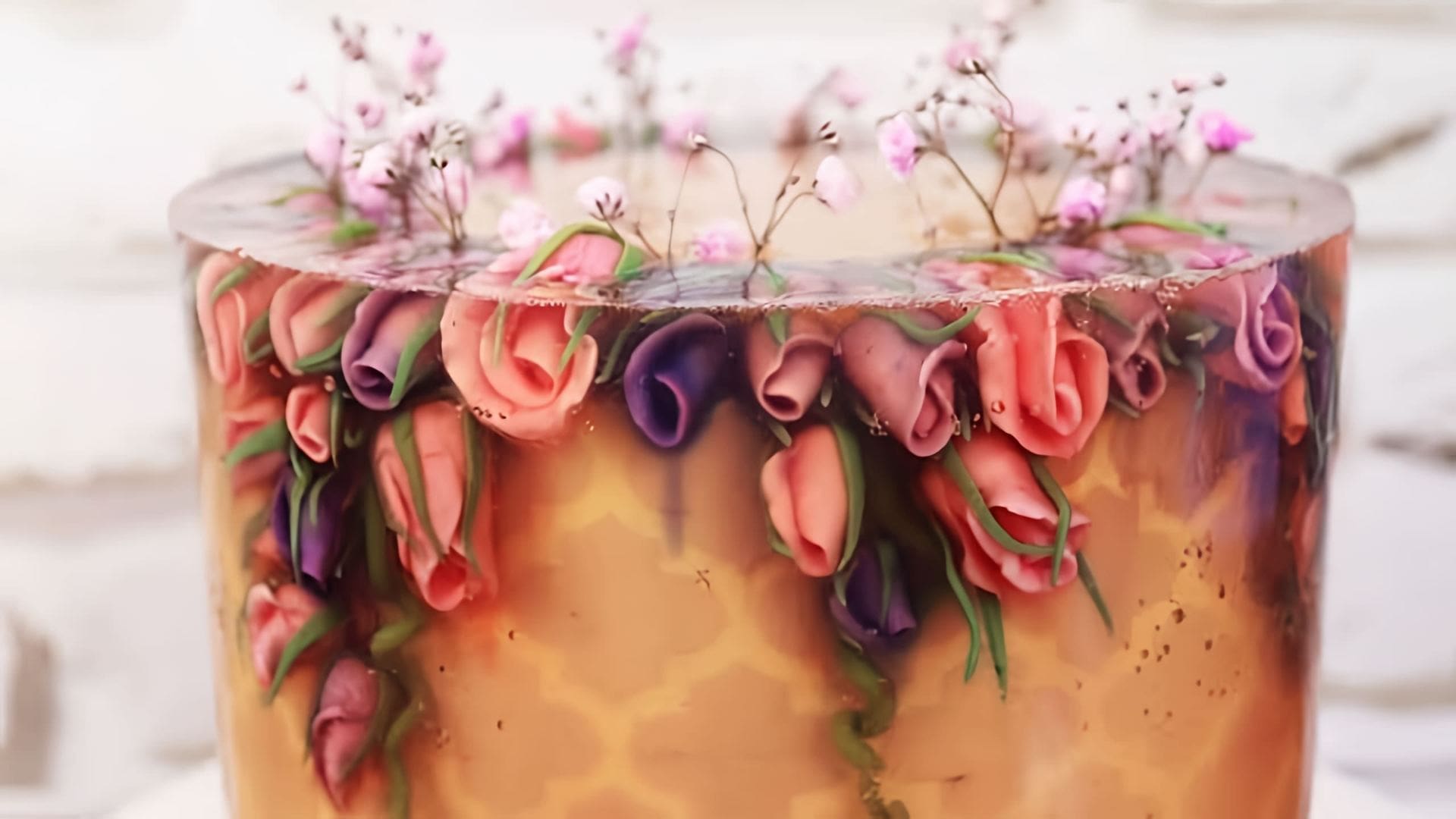 В этом видео демонстрируется процесс создания торта в винтажном стиле