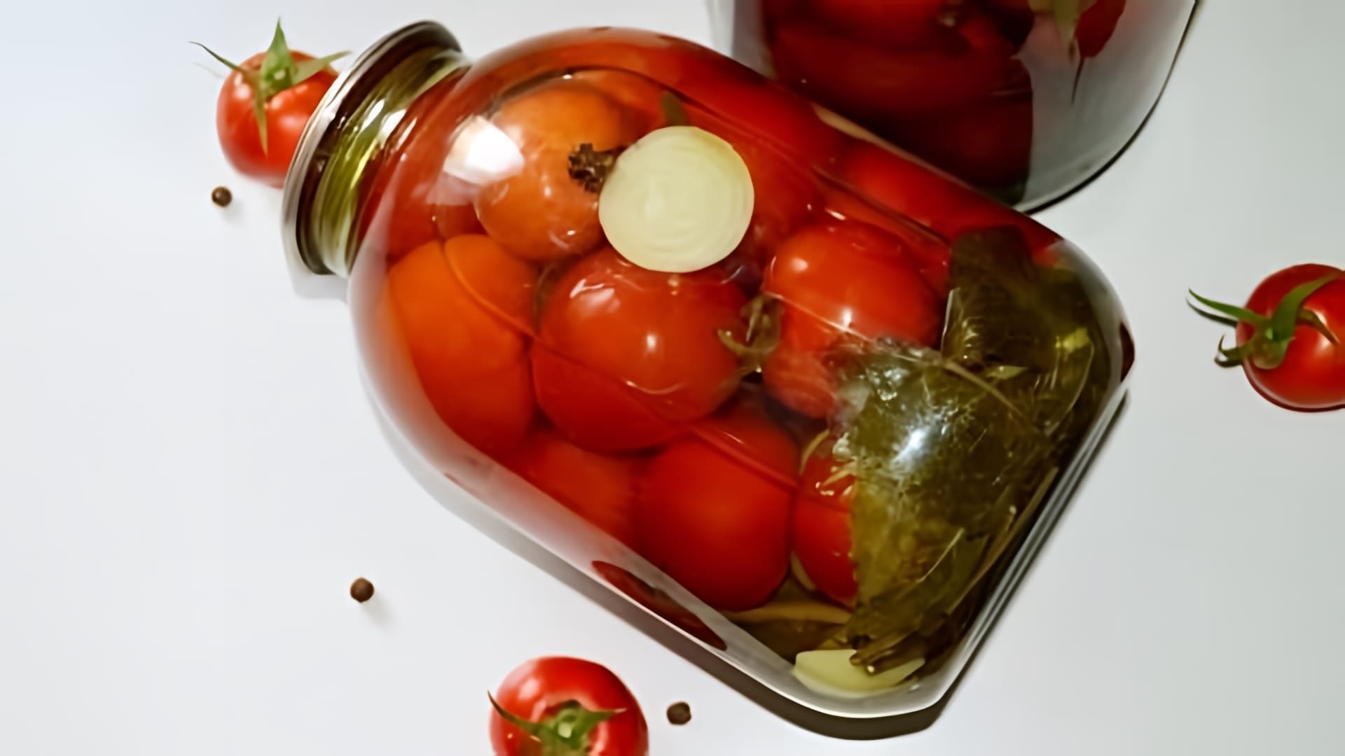 В этом видео демонстрируется простой и быстрый способ приготовления помидоров на зиму в 3-литровых банках